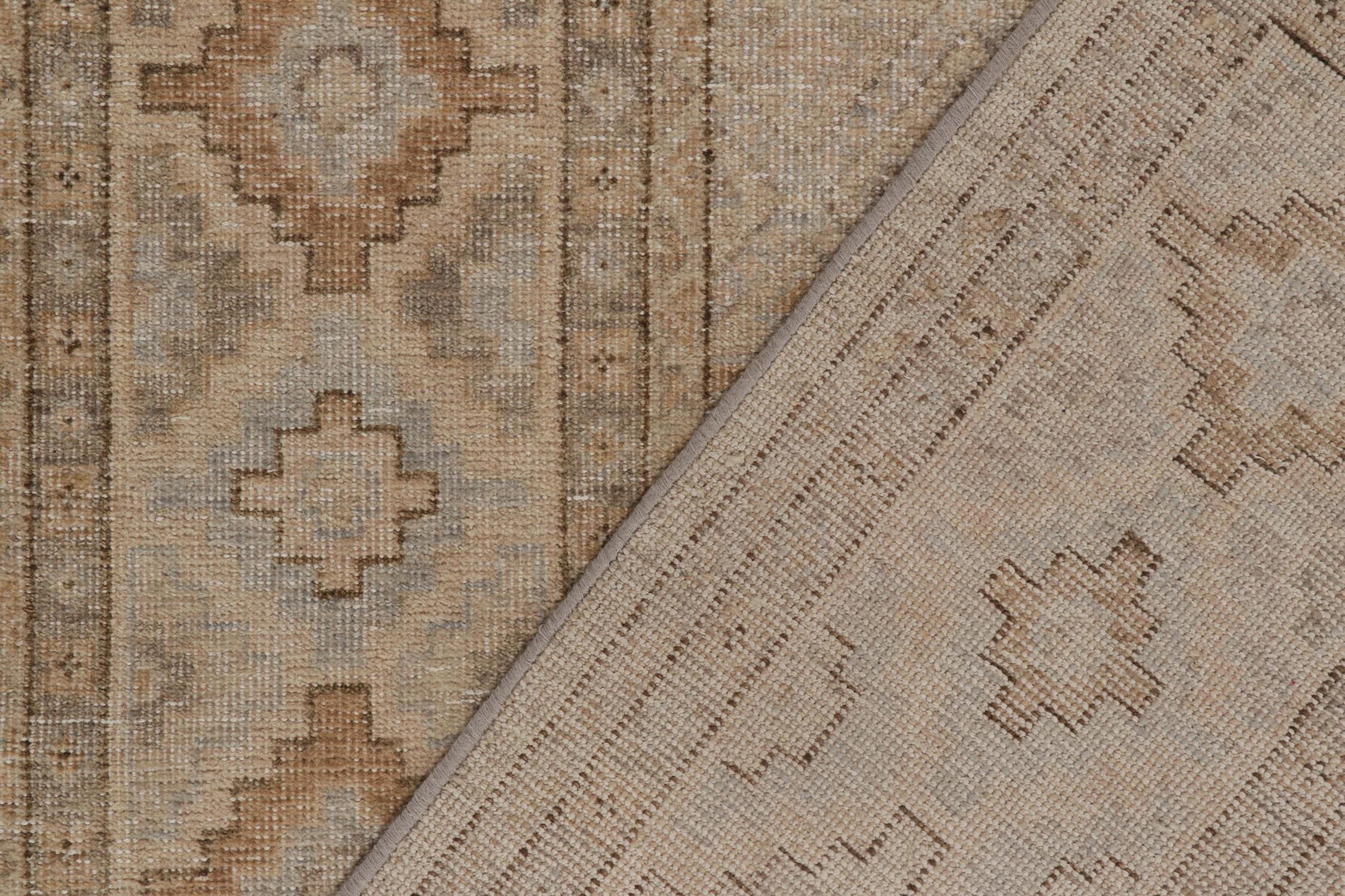 Lana Rug & Kilim - Tappeto in stile Distressed con motivo geometrico beige, grigio e blu in vendita