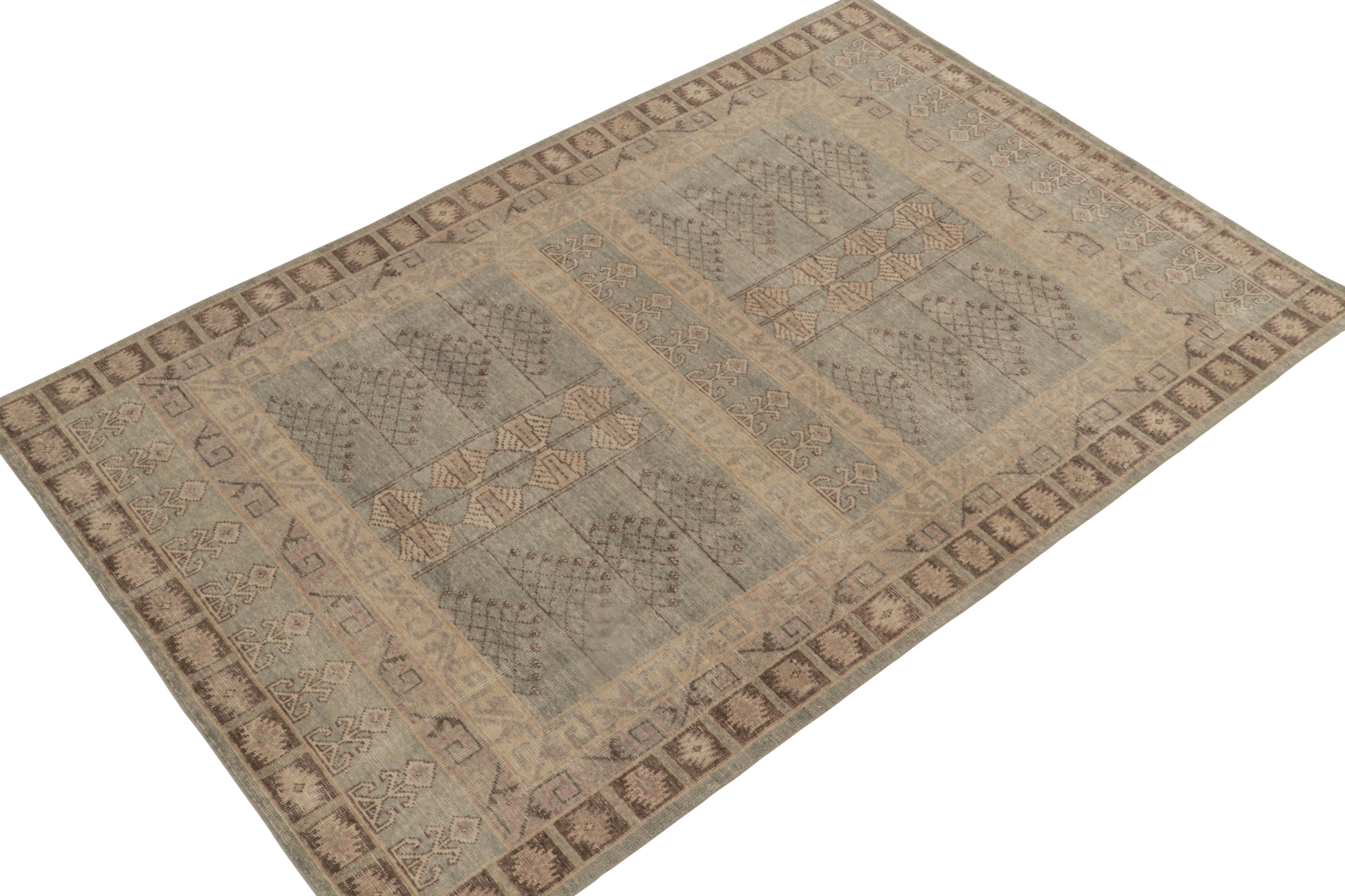 Ein 6x9 großer, handgeknüpfter Wollteppich aus der Homage Collection'S von Rug & Kilim - eine neue texturierte Enzyklopädie der begehrtesten Stile.

Über das Design: 

Diese Vision ist inspiriert von antiken turkmenischen Teppichen, die wegen ihrer