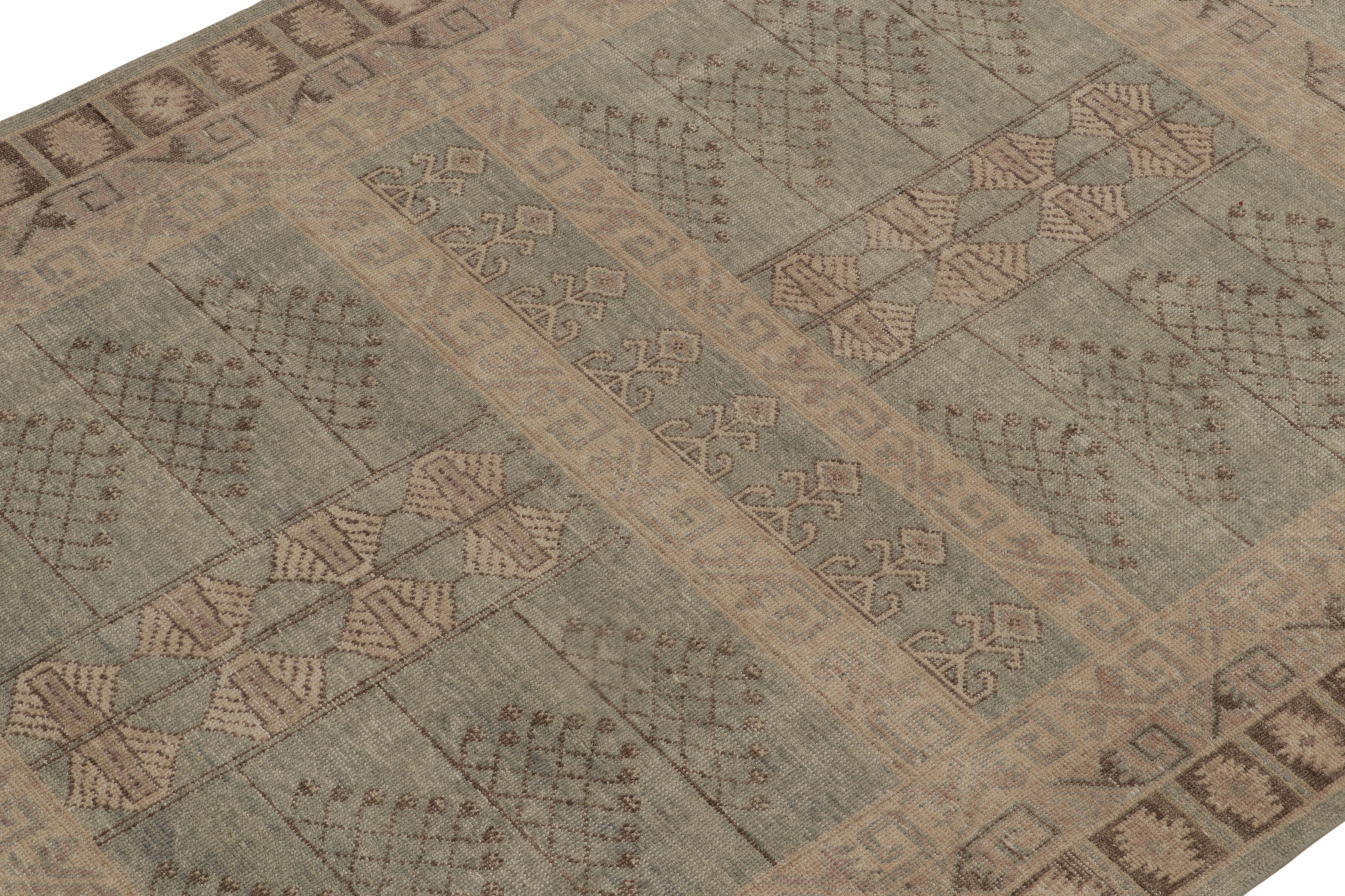 Rug & Kilim's Distressed Style Teppich in Blau und Beige-Braun mit Ensi-Mustern (Indisch) im Angebot