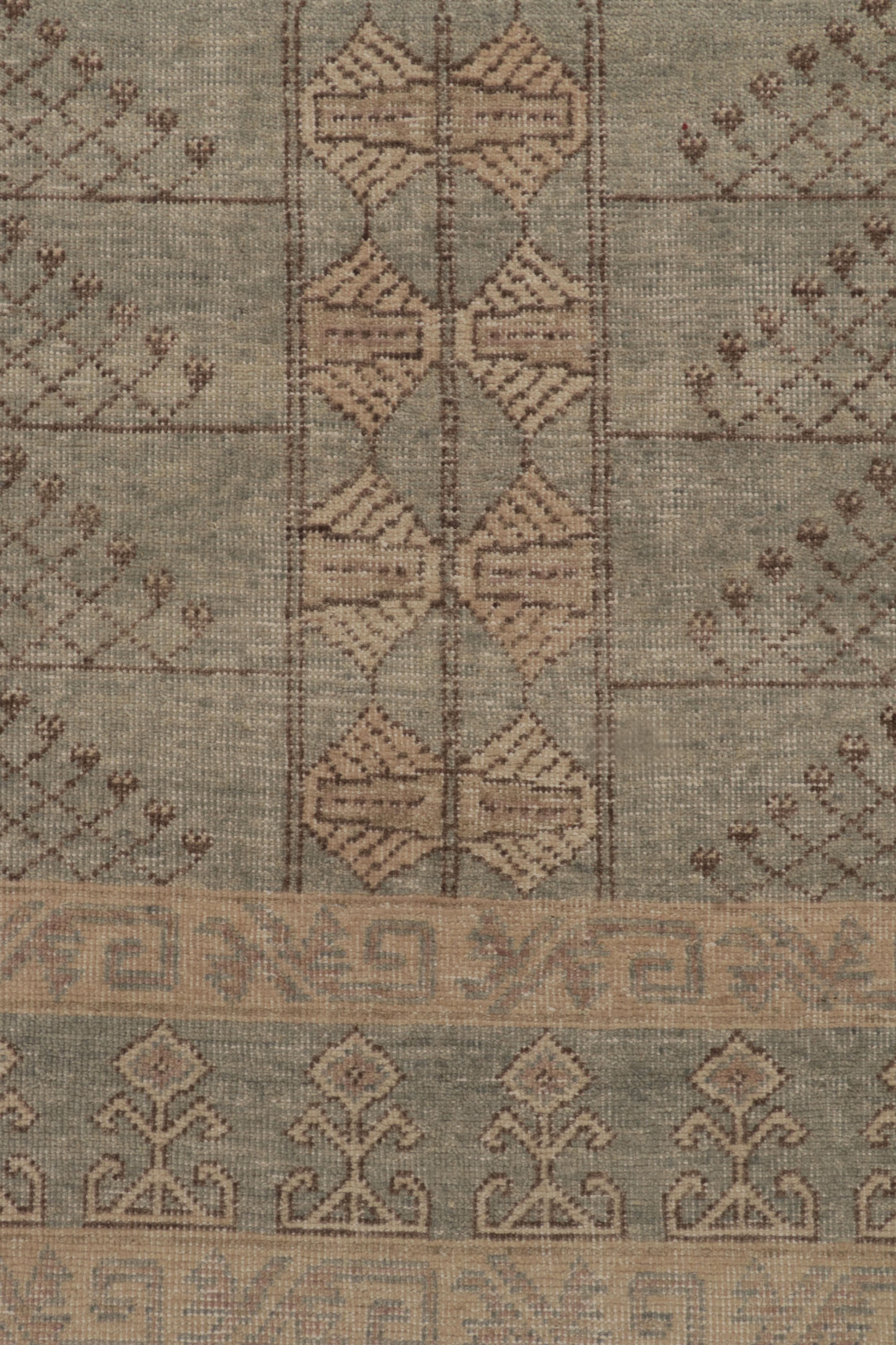 Rug & Kilim's Distressed Style Teppich in Blau und Beige-Braun mit Ensi-Mustern (Handgeknüpft) im Angebot
