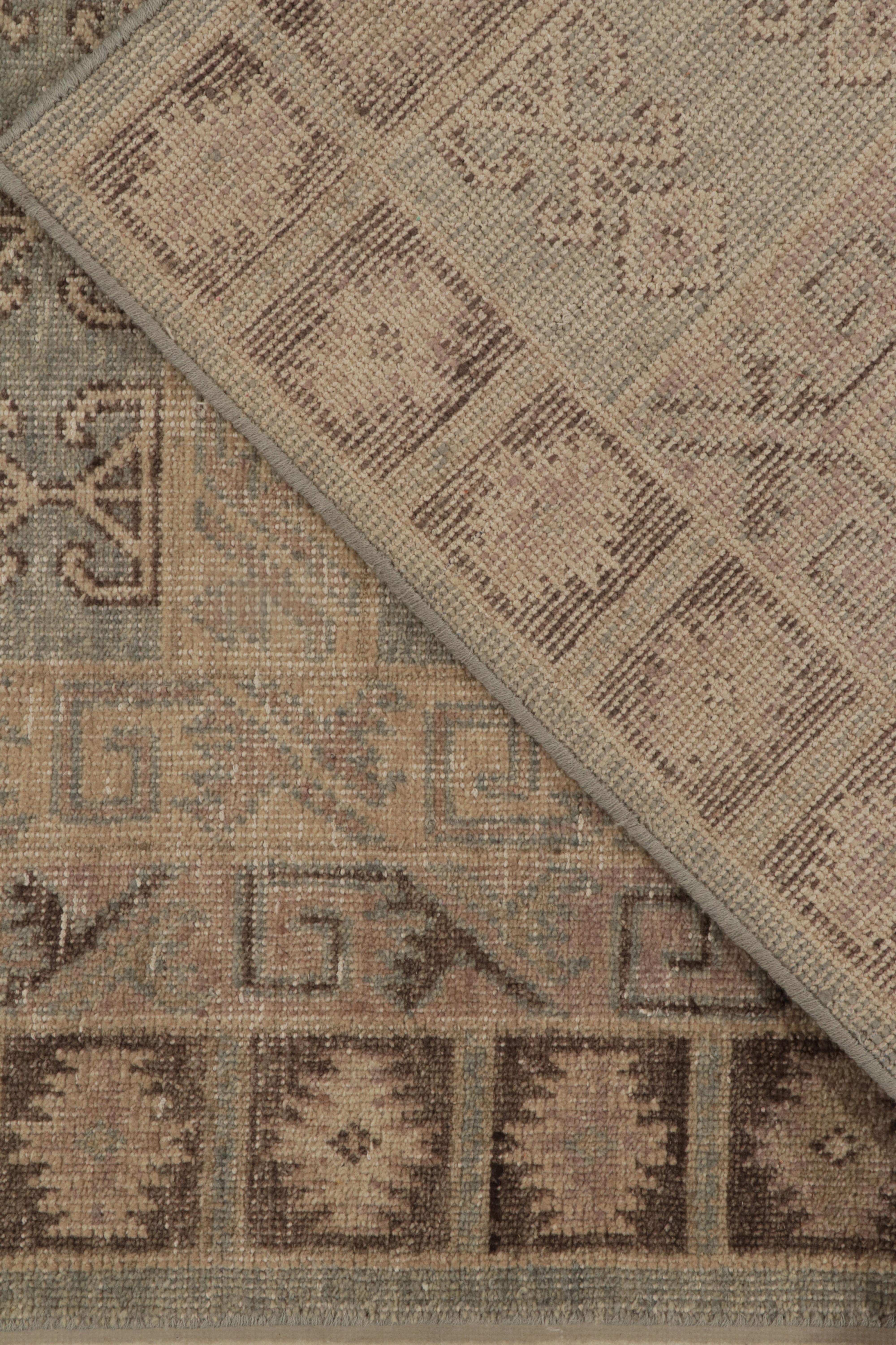 Rug & Kilim's Distressed Style Teppich in Blau und Beige-Braun mit Ensi-Mustern im Zustand „Neu“ im Angebot in Long Island City, NY