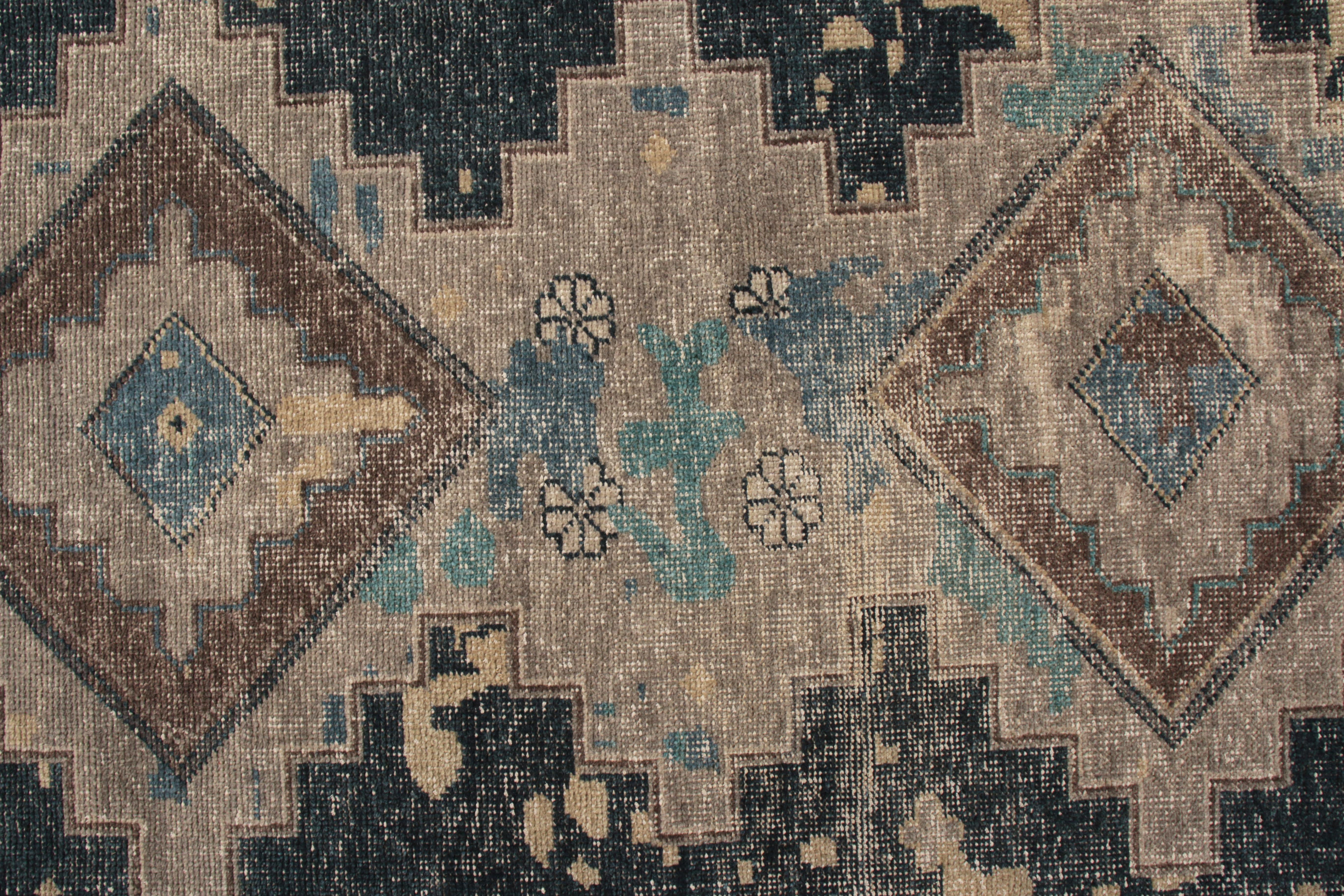 Rug & Kilim's Distressed Style Teppich in Blau und Beige Brown Geometrisch gemustert (Indisch) im Angebot