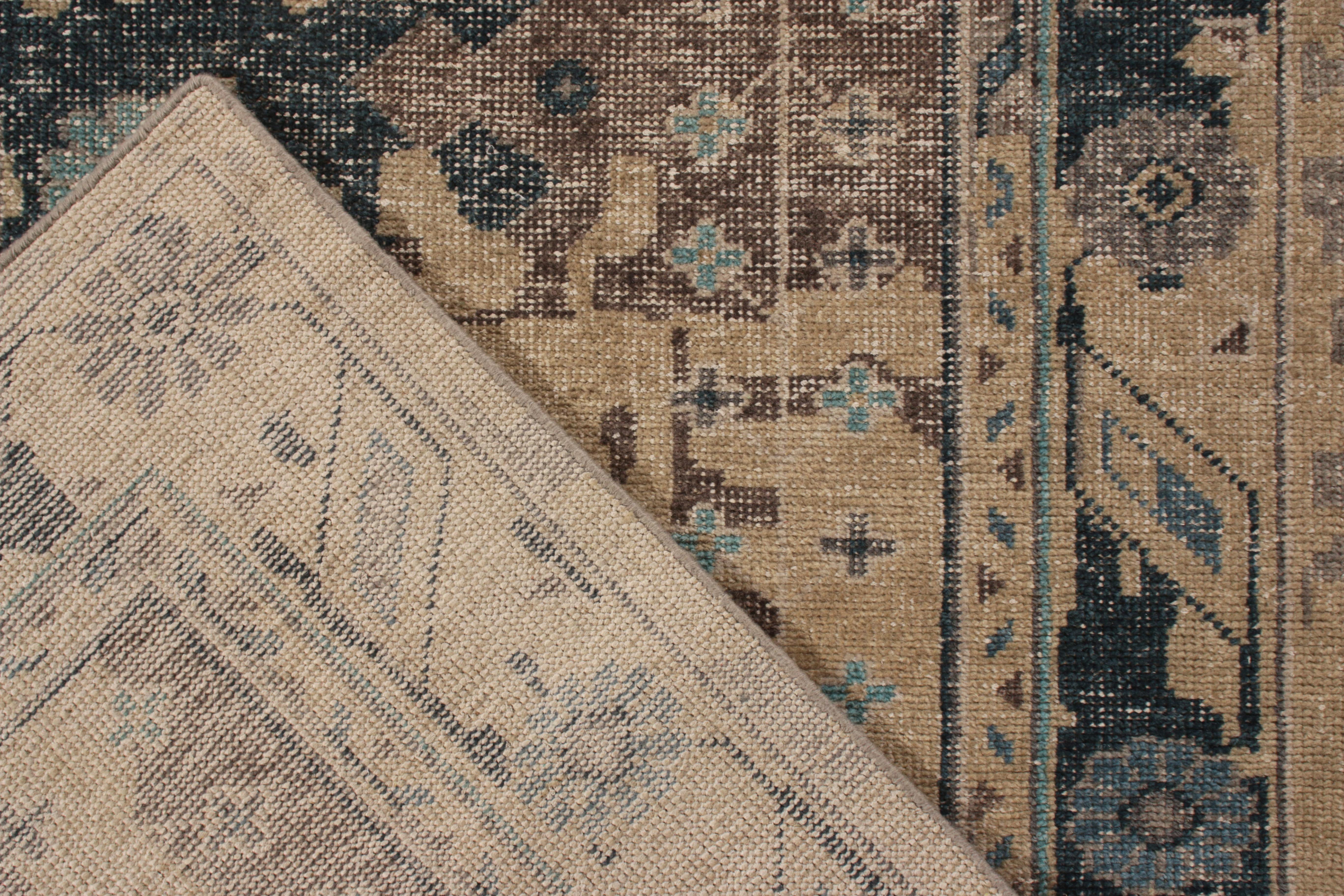 Rug & Kilim's Distressed Style Teppich in Blau und Beige Brown Geometrisch gemustert (Handgeknüpft) im Angebot