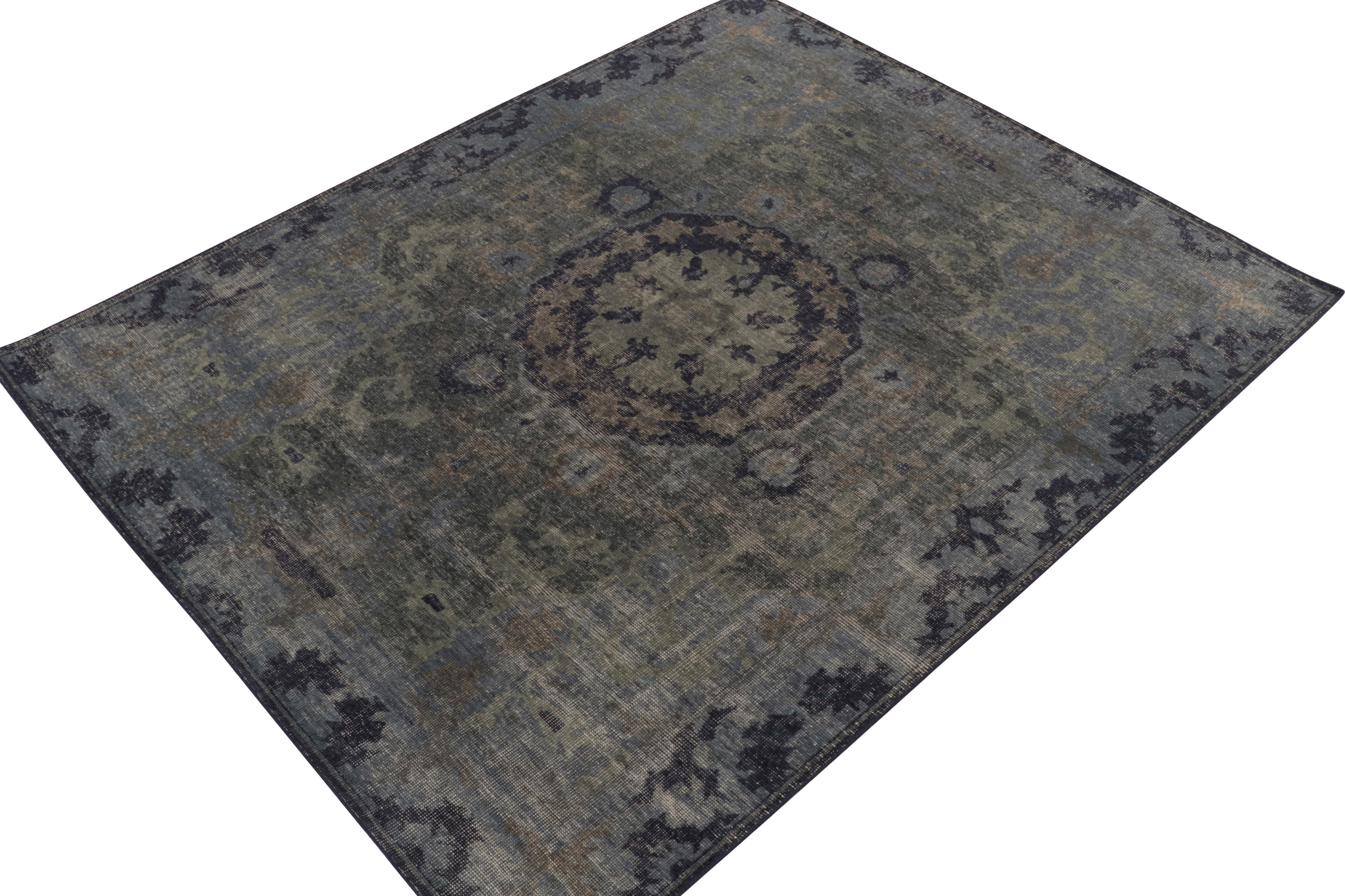 Ein 8x10 großer, handgeknüpfter Wollteppich aus der Homage Collection'S von Rug & Kilim, der eine brillante Enzyklopädie von Mustern und ikonischer Ästhetik darstellt. Diese Kreation ist von klassischen Teppichen im Medaillon-Stil inspiriert, die