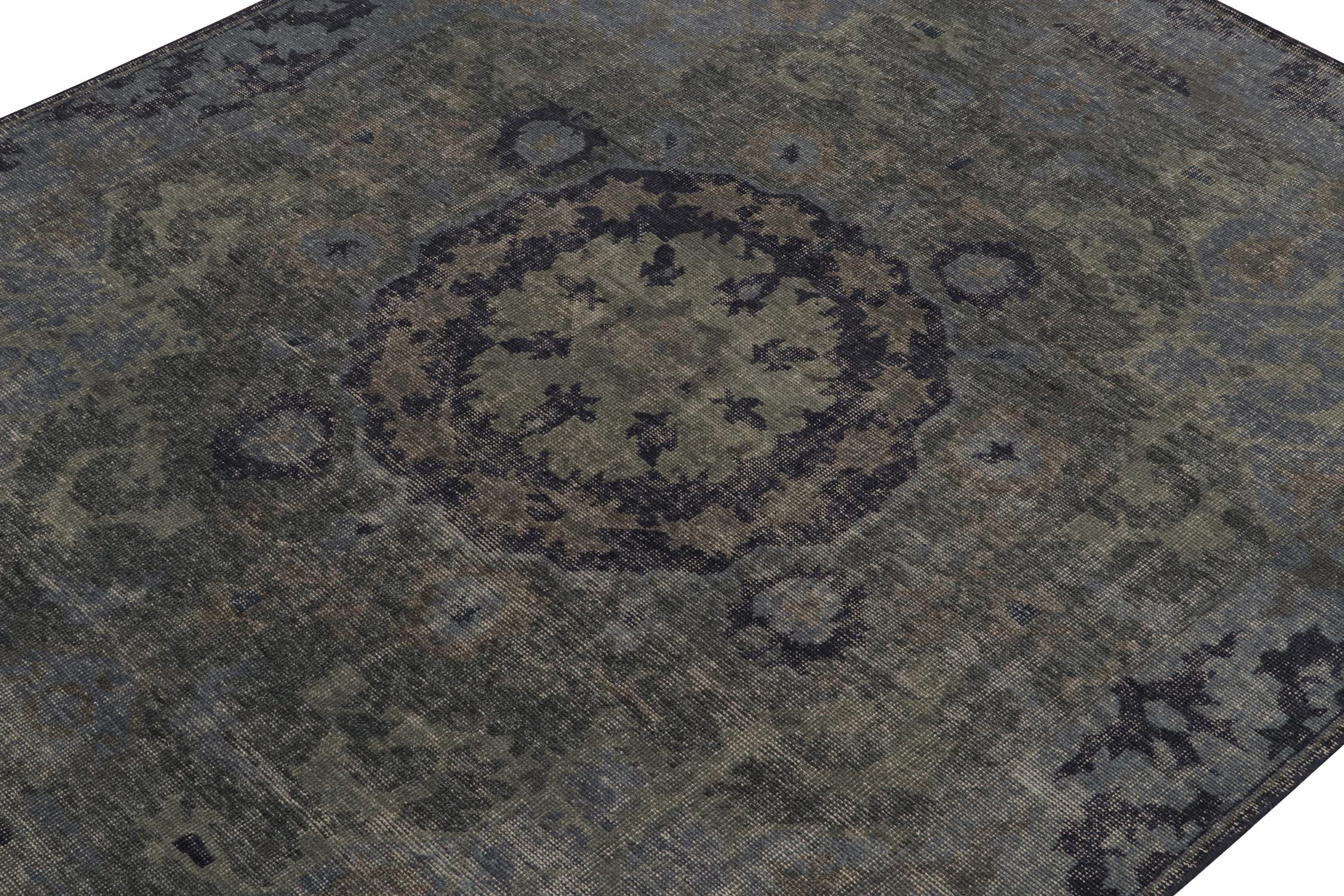 Rug & Kilim's Distressed Style Teppich mit blauem und grauem Medaillon-Muster (Indisch) im Angebot