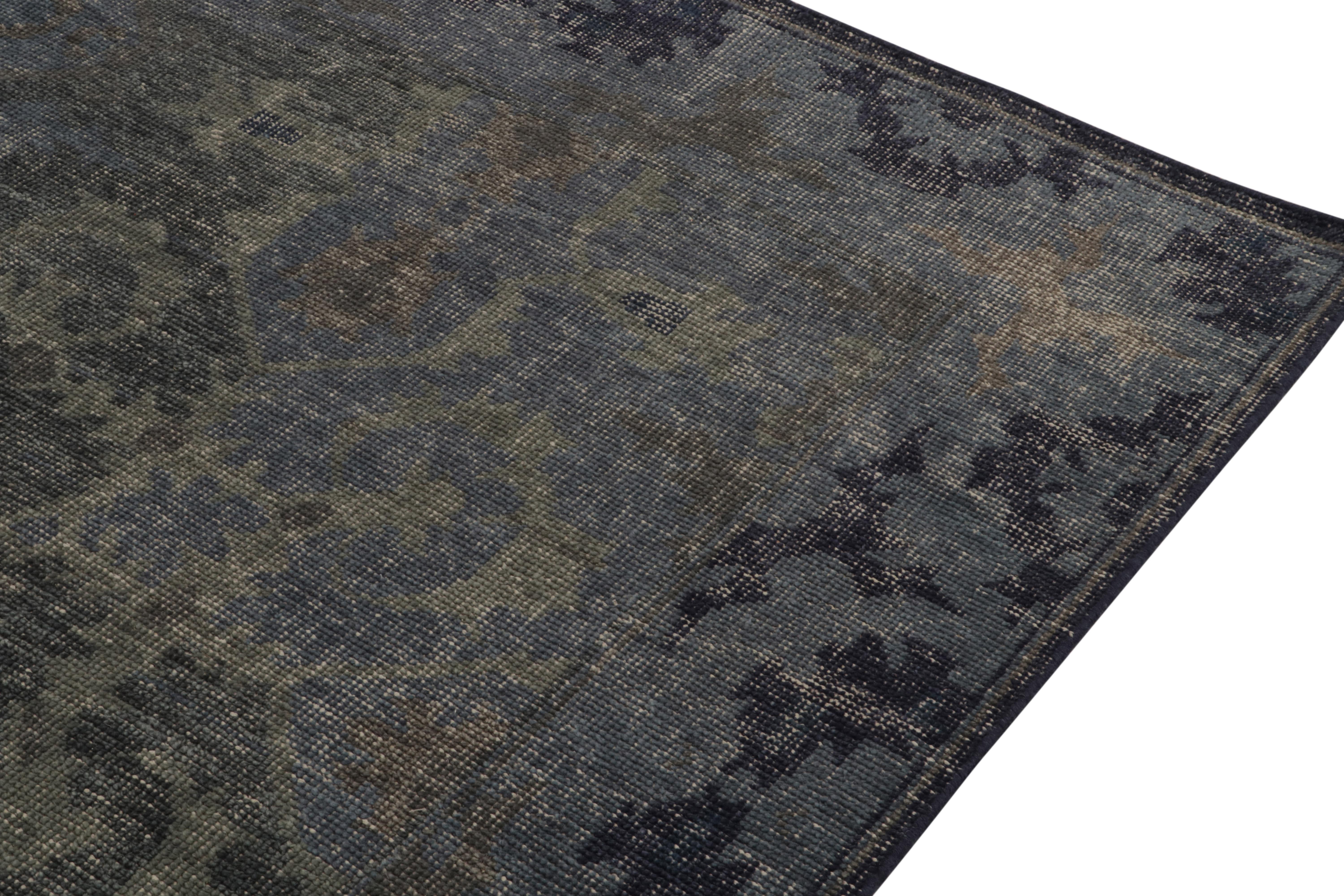 Rug & Kilim's Distressed Style Teppich mit blauem und grauem Medaillon-Muster (Handgeknüpft) im Angebot