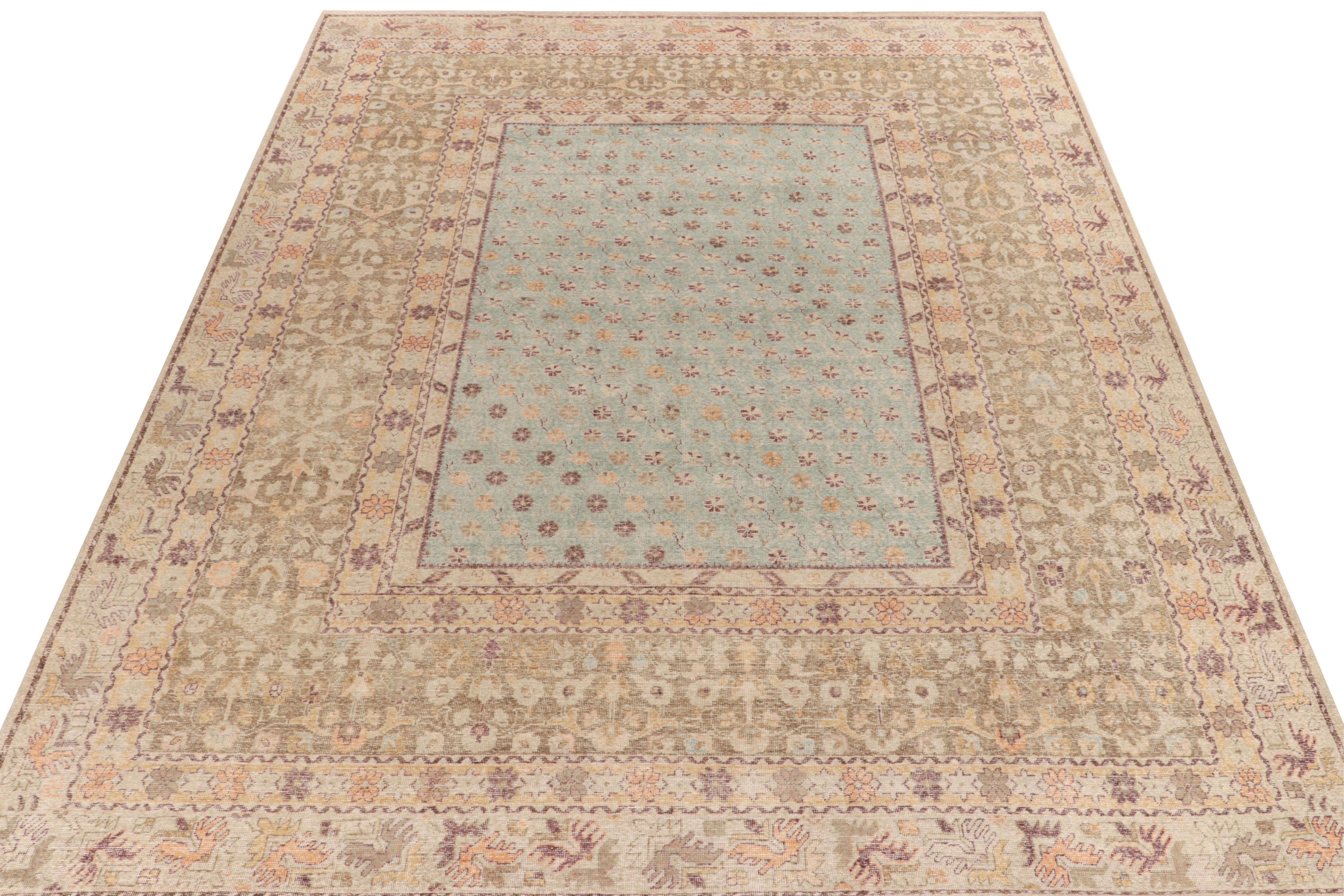Ein 12x15 großer Teppich im Distressed-Stil aus der begehrten Homage Collection'S von Rug & Kilim, der sich durch eine kunstvolle, handgeknüpfte Wolle mit niedrigem Flor und einer shabby-chic Textur auszeichnet. Inspiriert von Stammes-Kelim-Stilen,