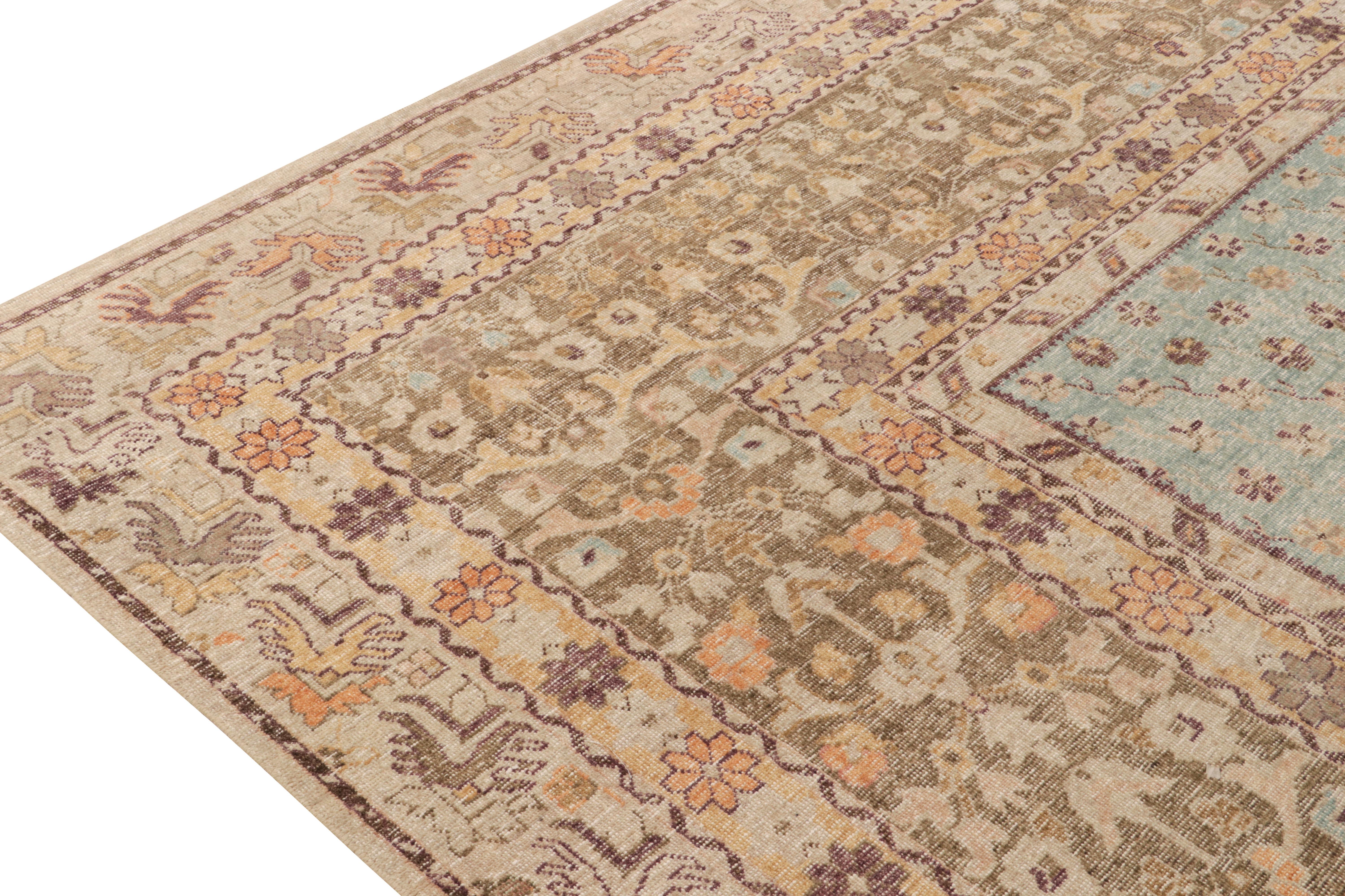 Rug & Kilim's Distressed Style Teppich in Blau, Beige-Braun mit Blumenmuster (Handgeknüpft) im Angebot