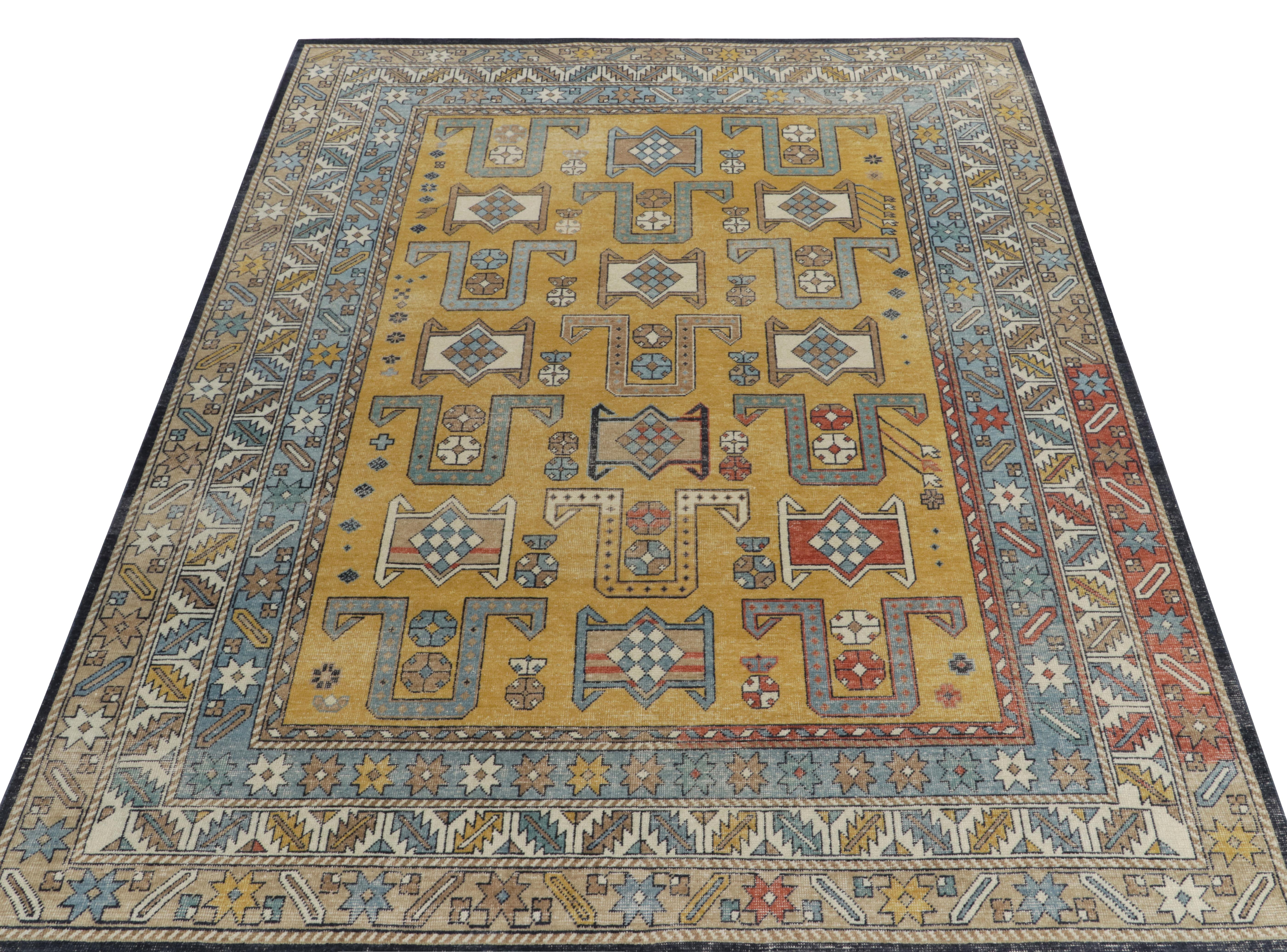 Annodato a mano in lana, è un tappeto 9 x 12 in stile angosciato della nostra selezione Homage con un tocco di estetica tribale classica e motivi geometrici. La gamma di colori comprende l'oro, l'azzurro e l'arancione caldo in motivi geometrici che