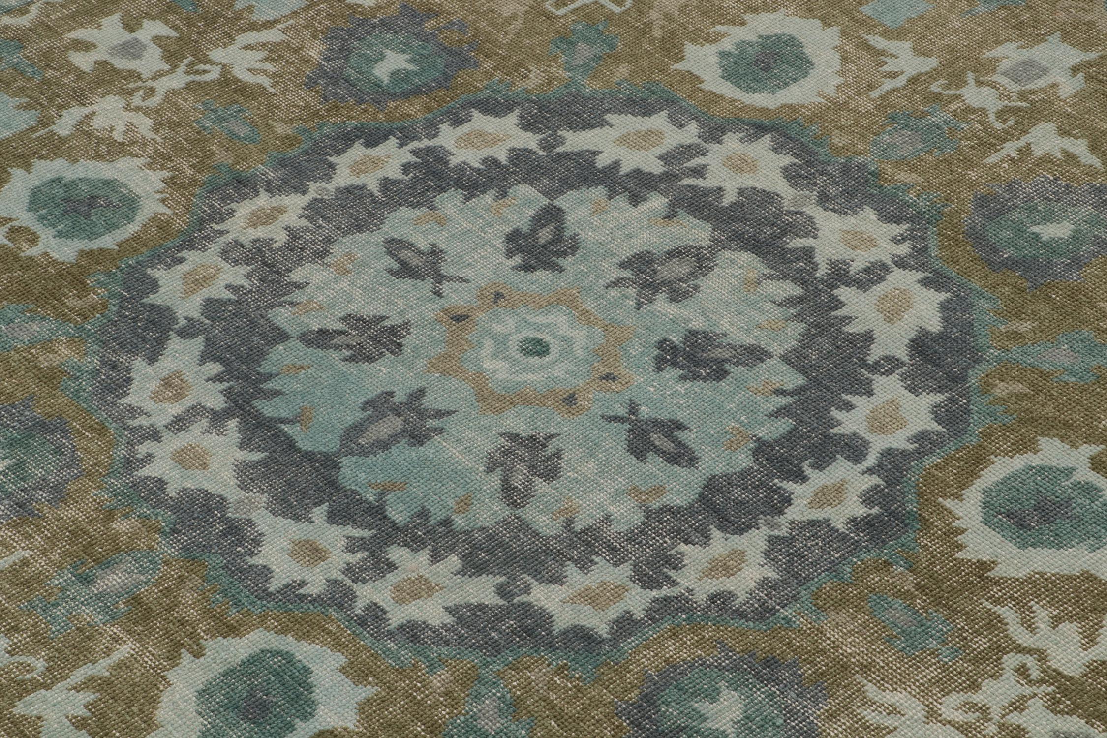 XXI secolo e contemporaneo Rug & Kilim è un tappeto in stile Distressed con motivo a medaglioni blu. in vendita