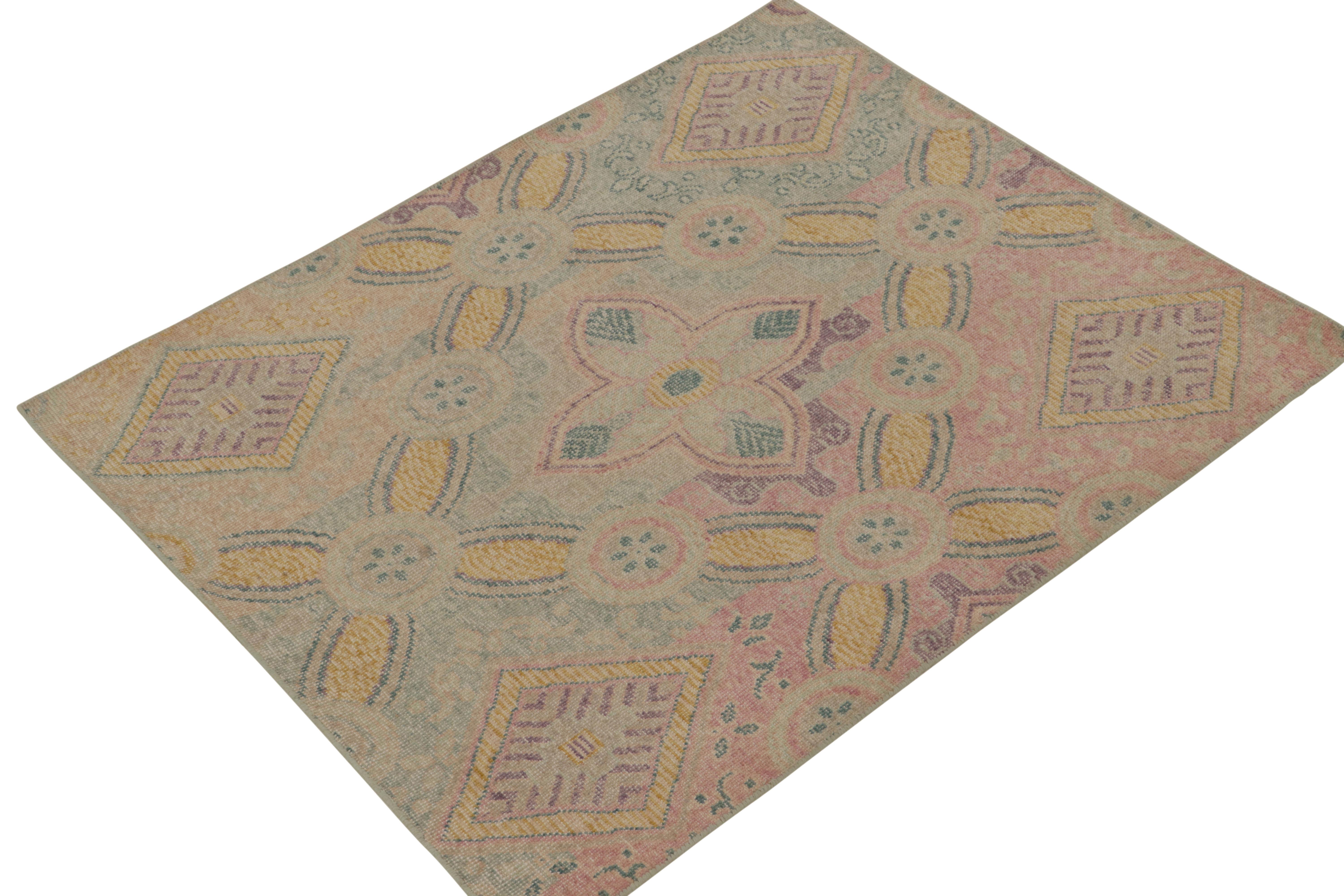 Dalla collezione Homage di Rug & Kilim, un tappeto in lana 4x5 annodato a mano che si ispira a una rivisitazione contemporanea della venerata sensibilità europea. 

Sul design: 

La visione fiorisce con motivi floreali a traliccio nelle tonalità del