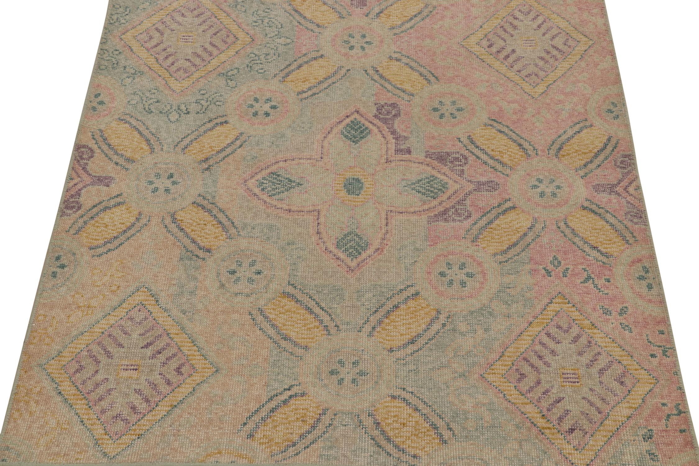 Moderno Rug & Kilim - Tappeto in stile Distressed con tralicci blu, rosa e oro in vendita