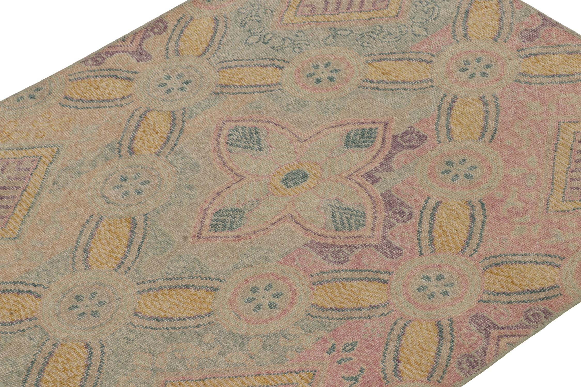 Indiano Rug & Kilim - Tappeto in stile Distressed con tralicci blu, rosa e oro in vendita