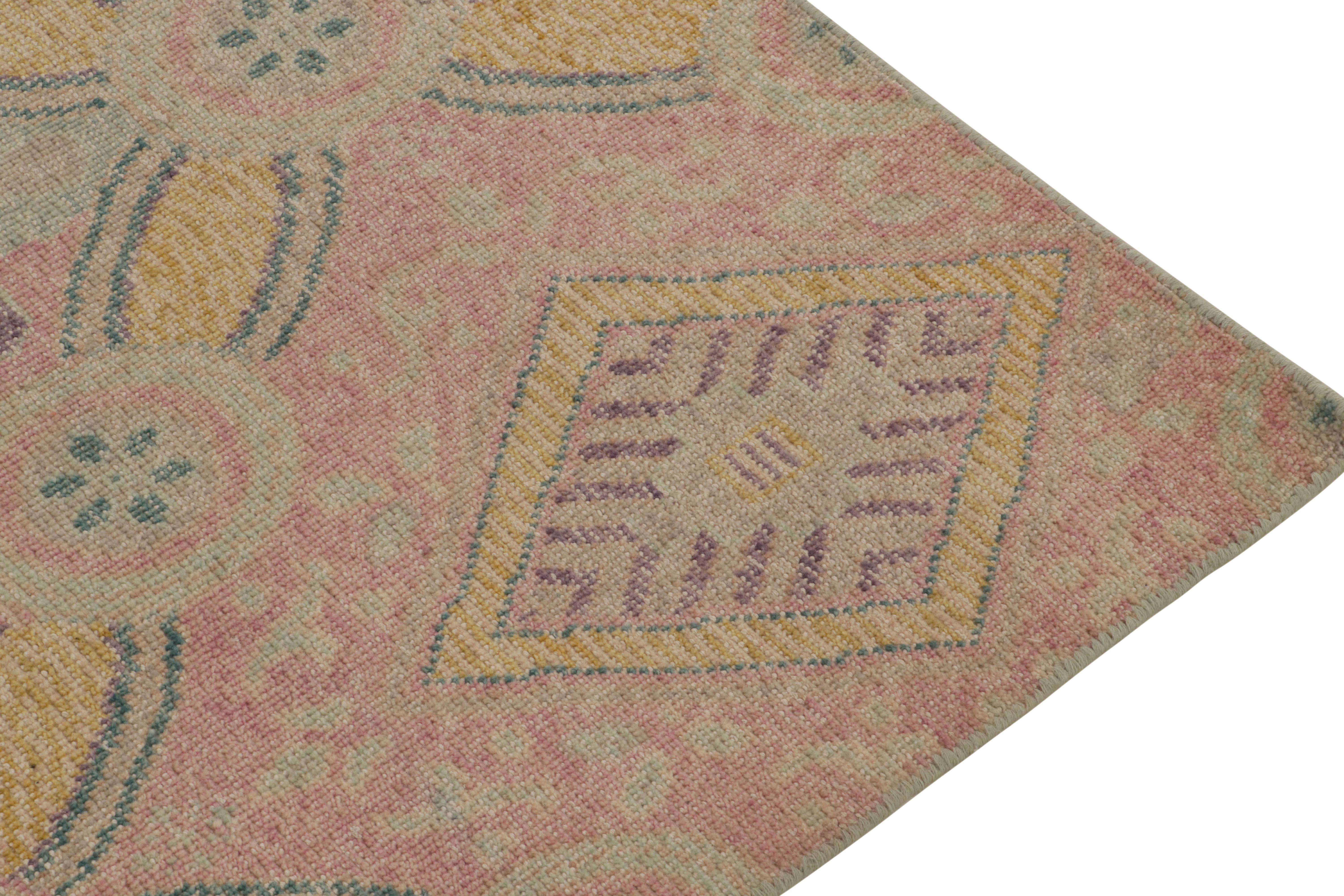 Annodato a mano Rug & Kilim - Tappeto in stile Distressed con tralicci blu, rosa e oro in vendita