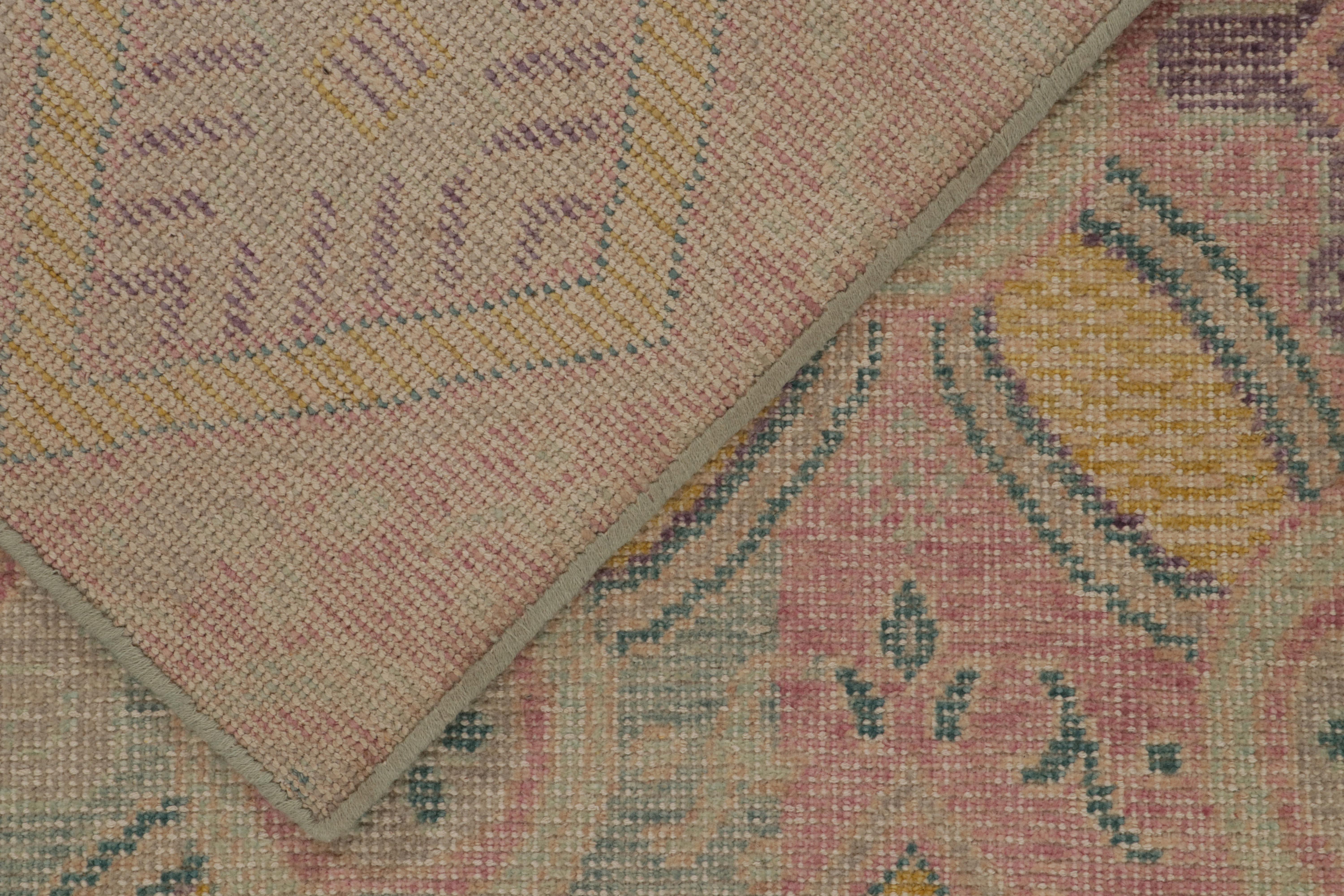 Rug & Kilim - Tappeto in stile Distressed con tralicci blu, rosa e oro In condizioni Nuovo in vendita a Long Island City, NY