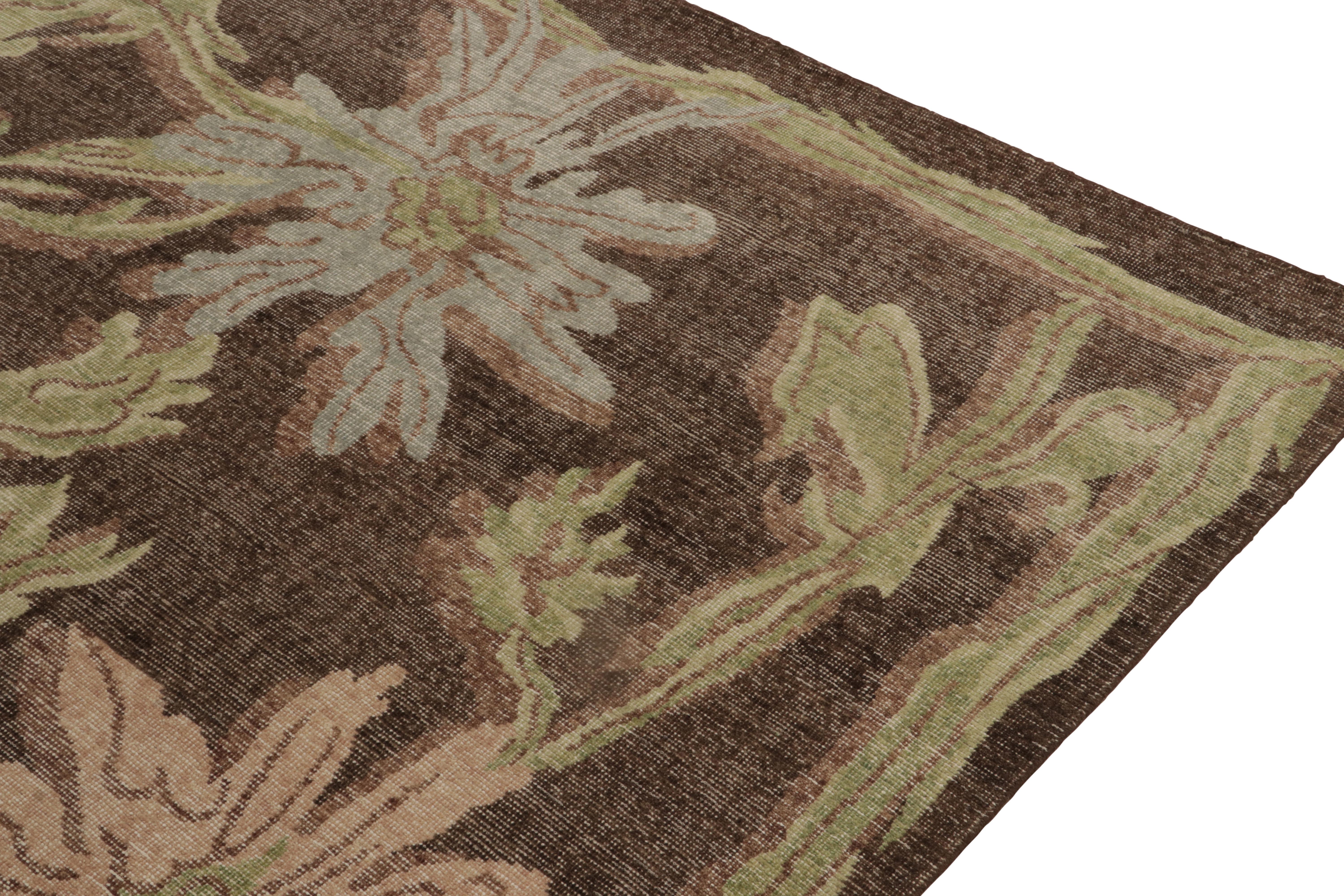 Rug & Kilim's Distressed Style Teppich mit braunen und grünen Blumenmustern (Handgeknüpft) im Angebot