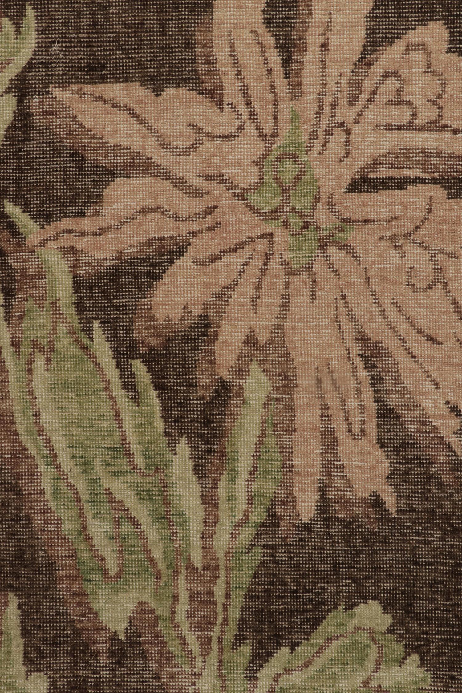 Rug & Kilim's Distressed Style Teppich in Braun und Grün mit Blumenmustern im Zustand „Neu“ im Angebot in Long Island City, NY