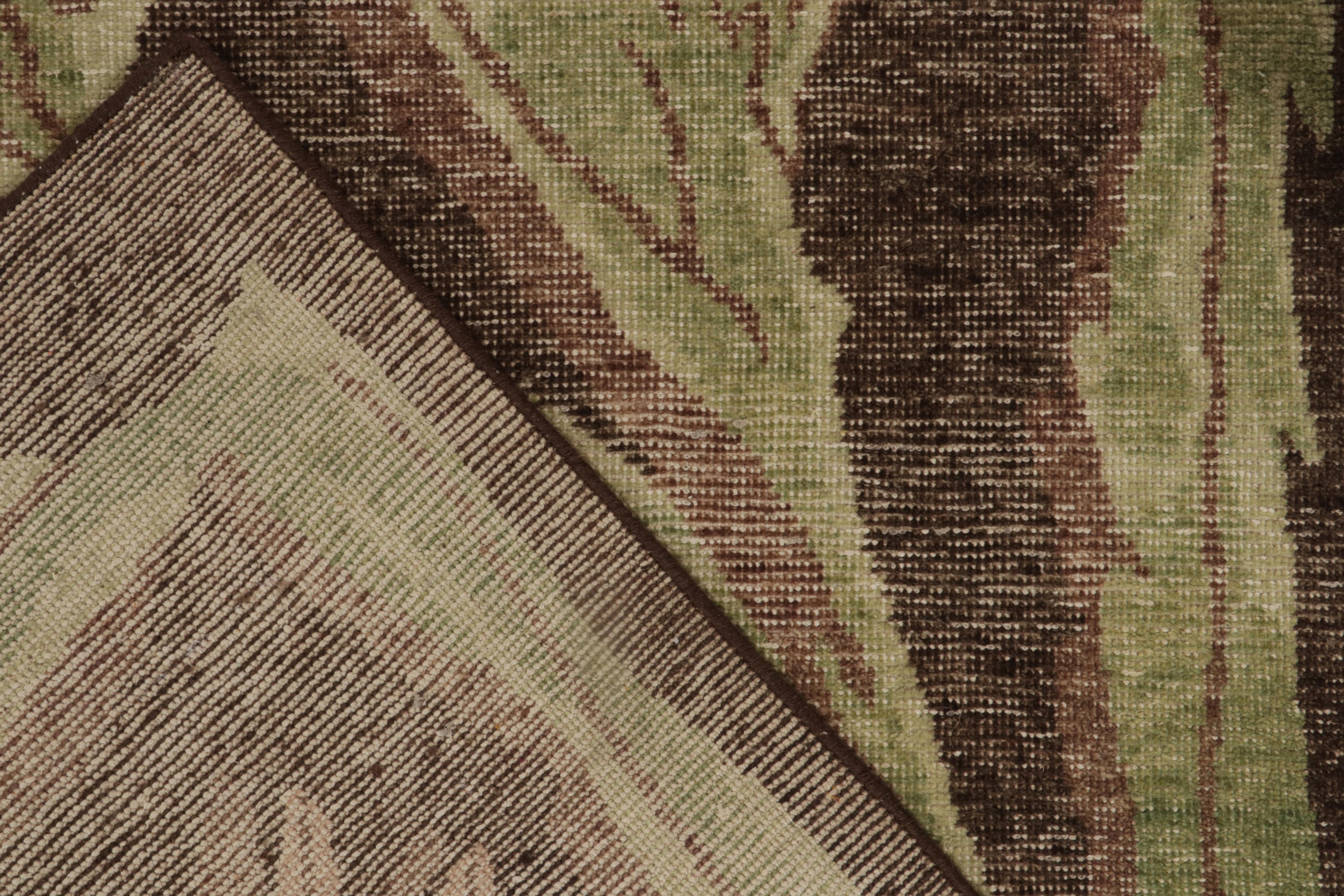 Rug & Kilim's Distressed Style Teppich in Braun und Grün mit Blumenmustern (21. Jahrhundert und zeitgenössisch) im Angebot