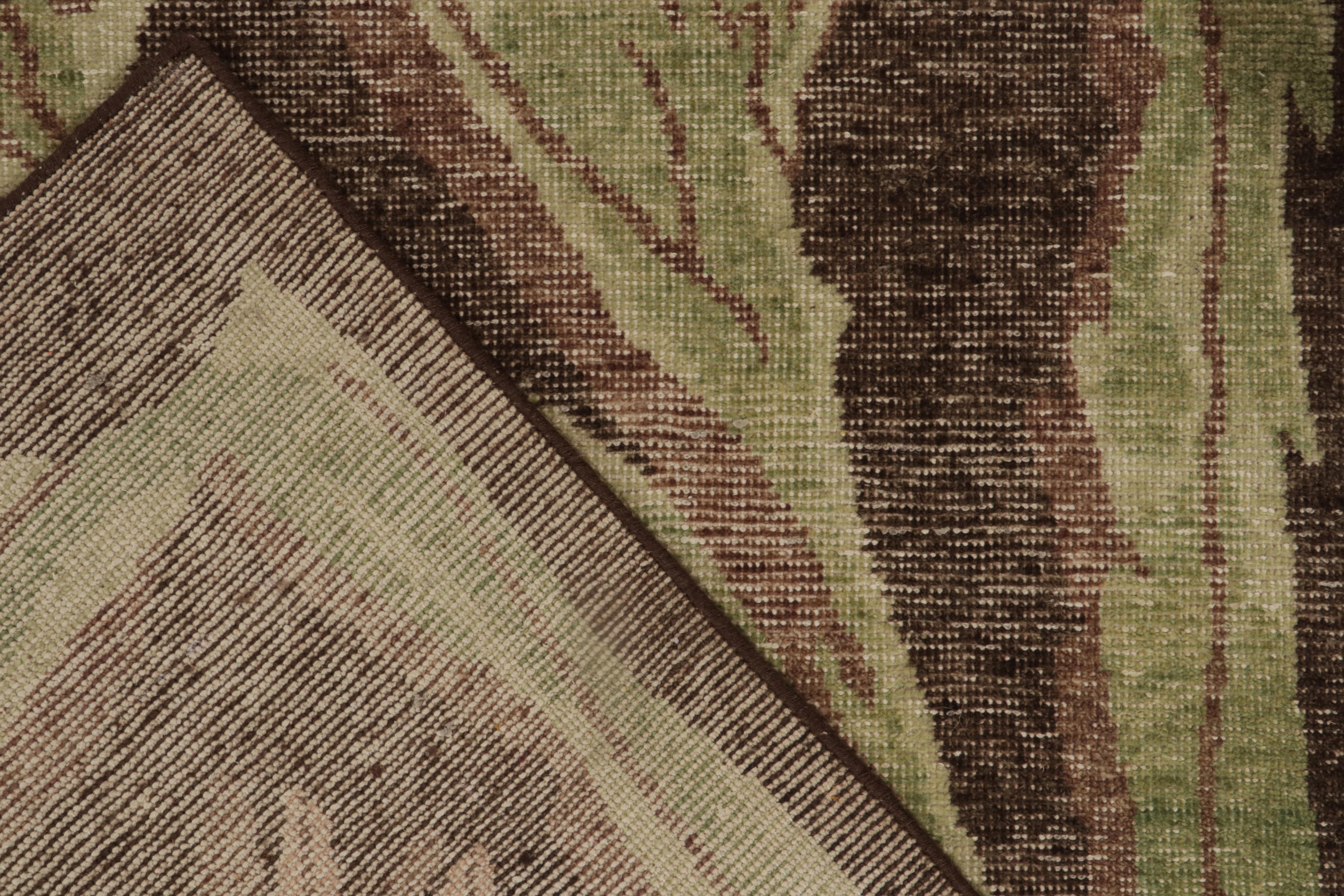 Rug & Kilim's Distressed Style Teppich mit braunen und grünen Blumenmustern (21. Jahrhundert und zeitgenössisch) im Angebot