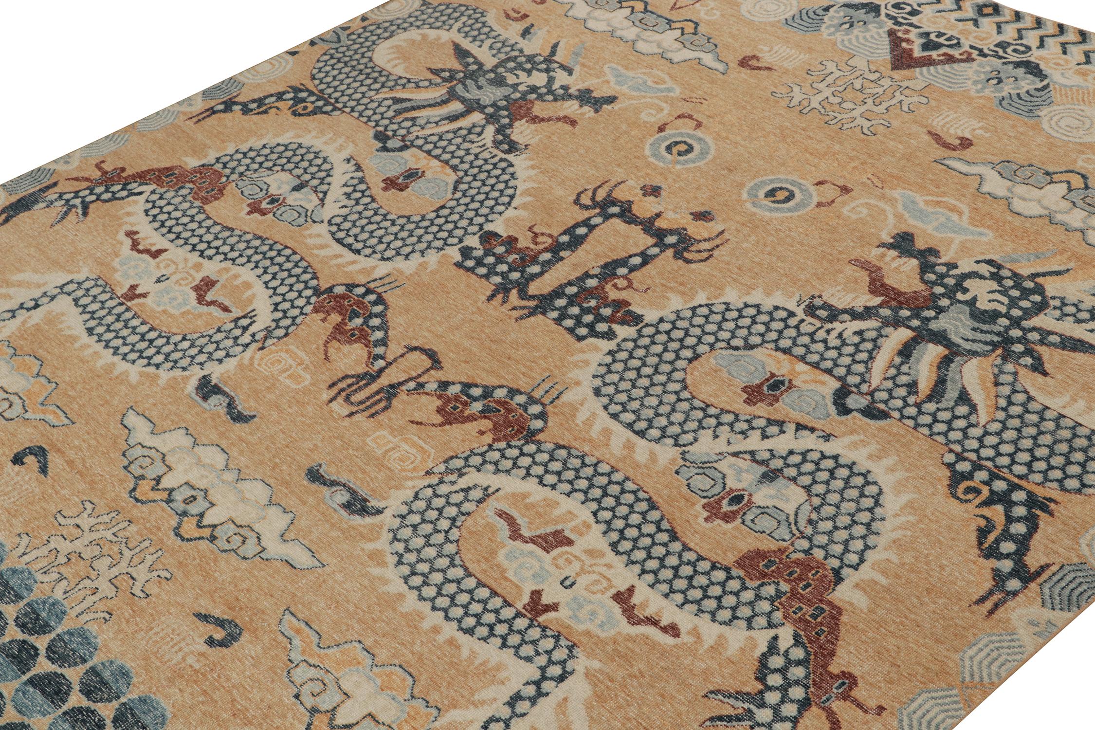 Rug & Kilim's Distressed Style Teppich in Gold, Blau, Rot Dragon Pictorial (Handgeknüpft) im Angebot