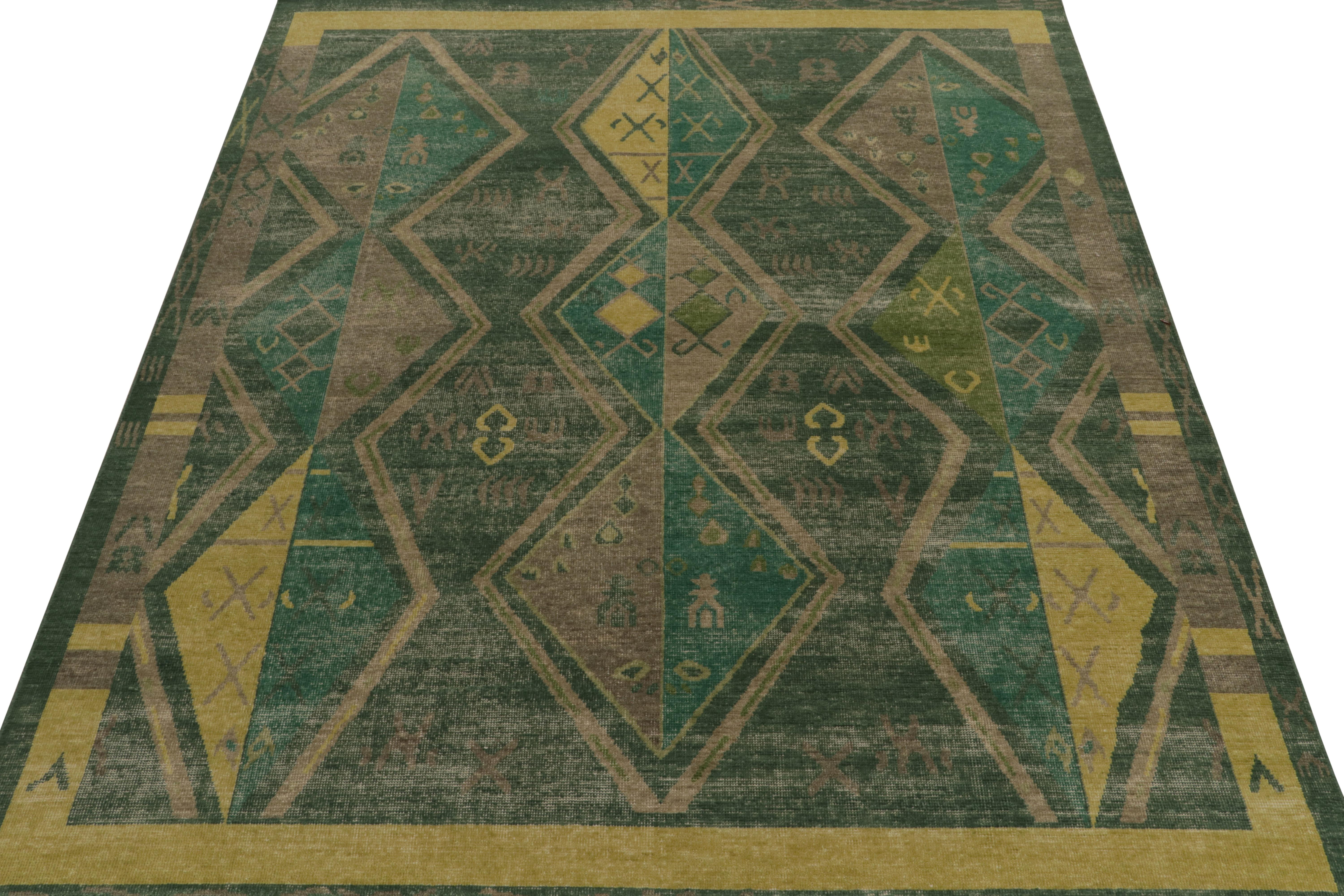 Indien Rug & Kilim's Distressed Style Rug in Green & Brown Geometric Patterns (tapis à motifs géométriques verts et bruns) en vente
