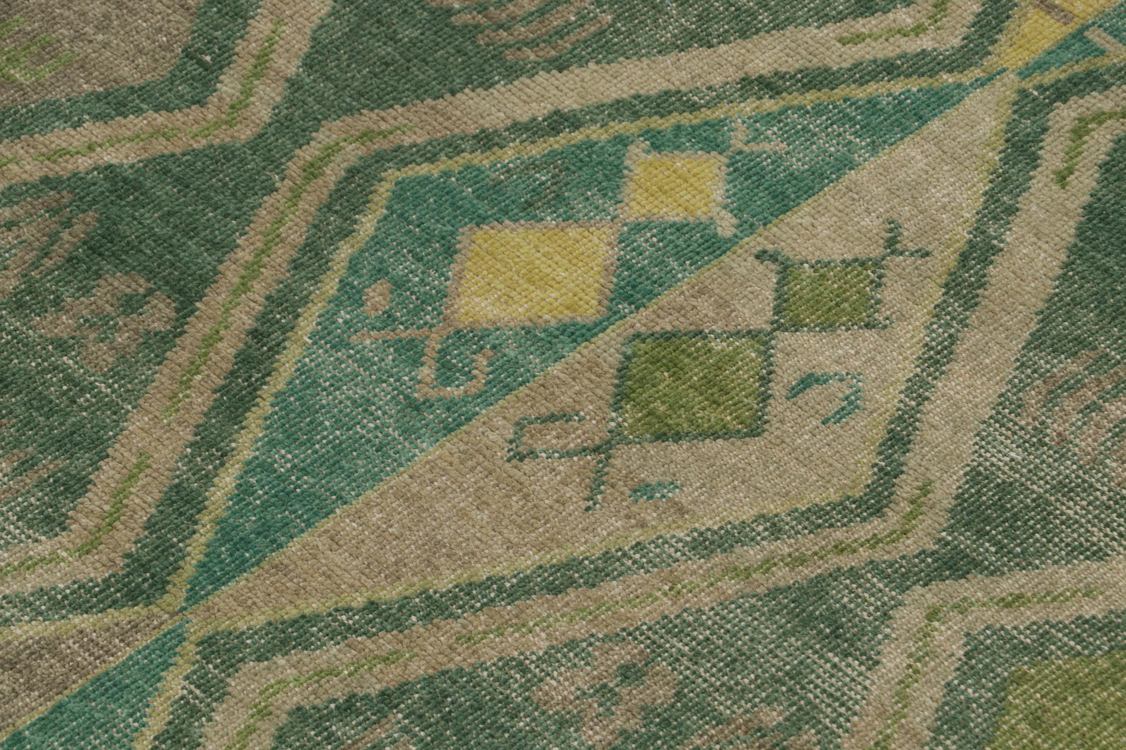 XXIe siècle et contemporain Rug & Kilim's Distressed Style Rug in Green & Brown Geometric Patterns (tapis à motifs géométriques verts et bruns) en vente