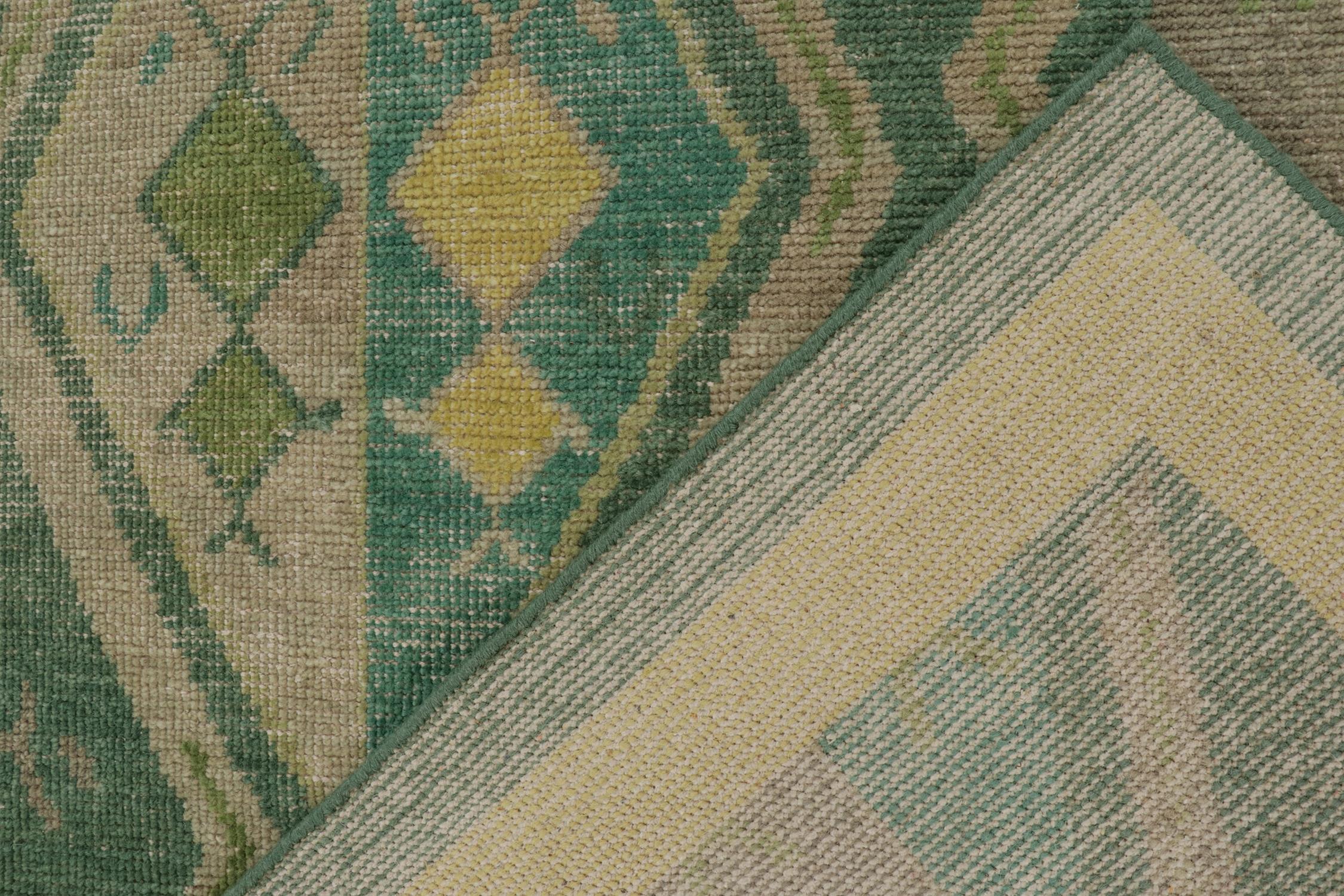 Laine Rug & Kilim's Distressed Style Rug in Green & Brown Geometric Patterns (tapis à motifs géométriques verts et bruns) en vente