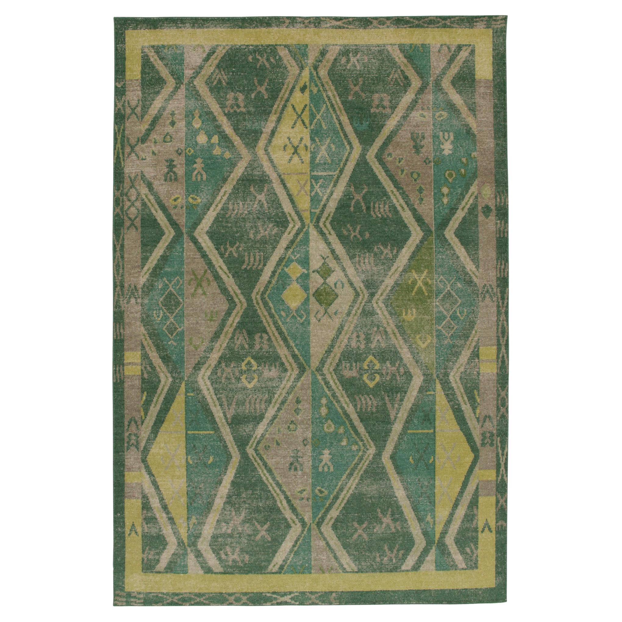 Tapis de style vieilli de Rug & Kilim  motifs gomtriques verts et bruns en vente