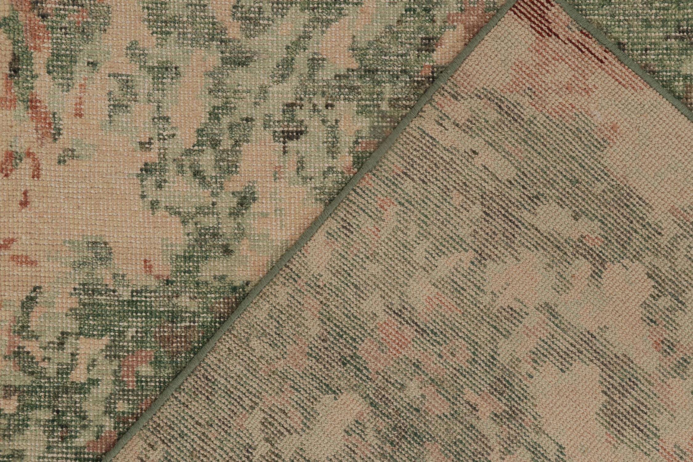 Alfombra de estilo desgastado Rug & Kilim en verde y rosa Motivo expresionista abstracto en Nuevo estado para la venta en Long Island City, NY