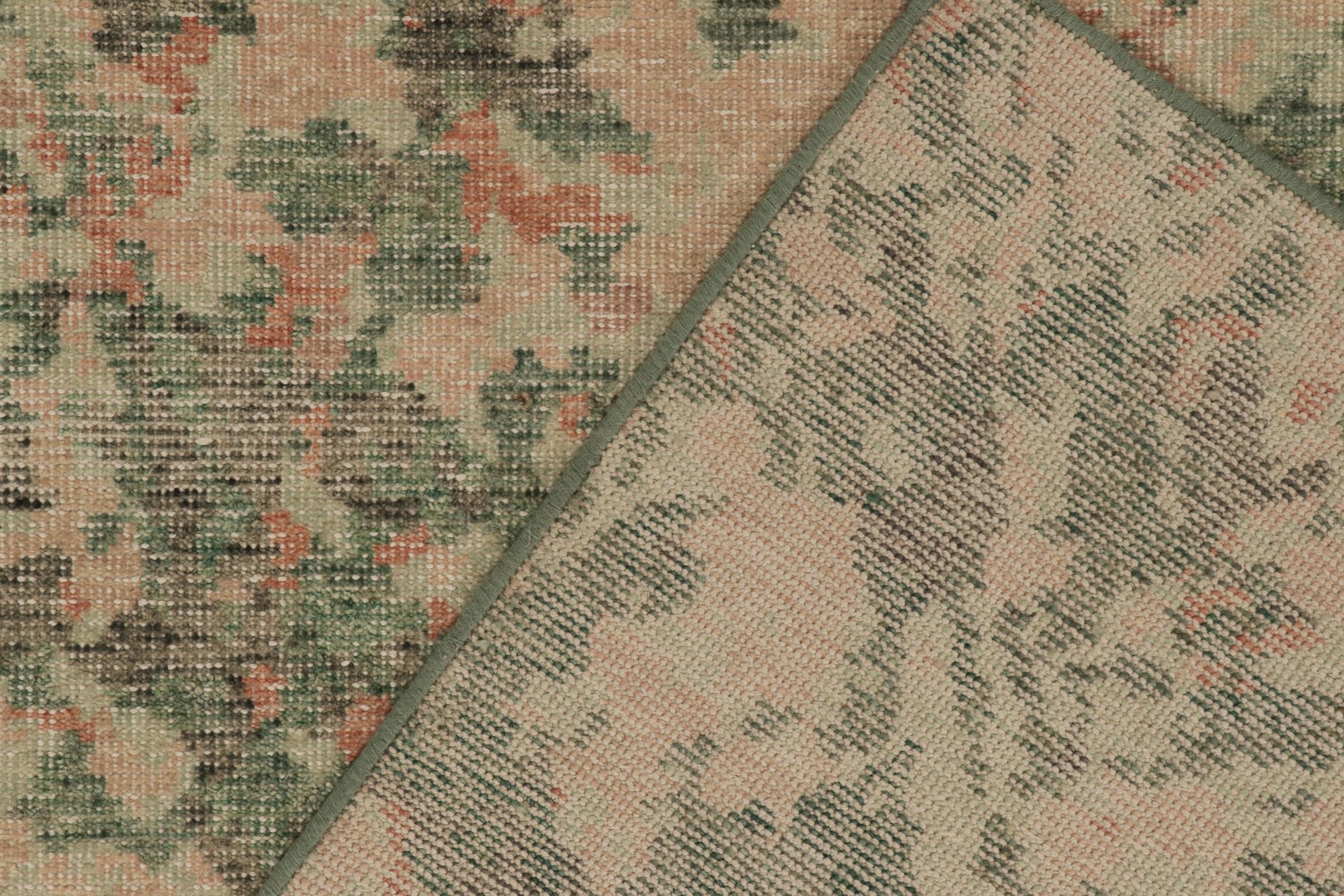 Rug & Kilim's Distressed Style Teppich in Grün, Rosa Abstraktes Expressionist-Muster (21. Jahrhundert und zeitgenössisch) im Angebot