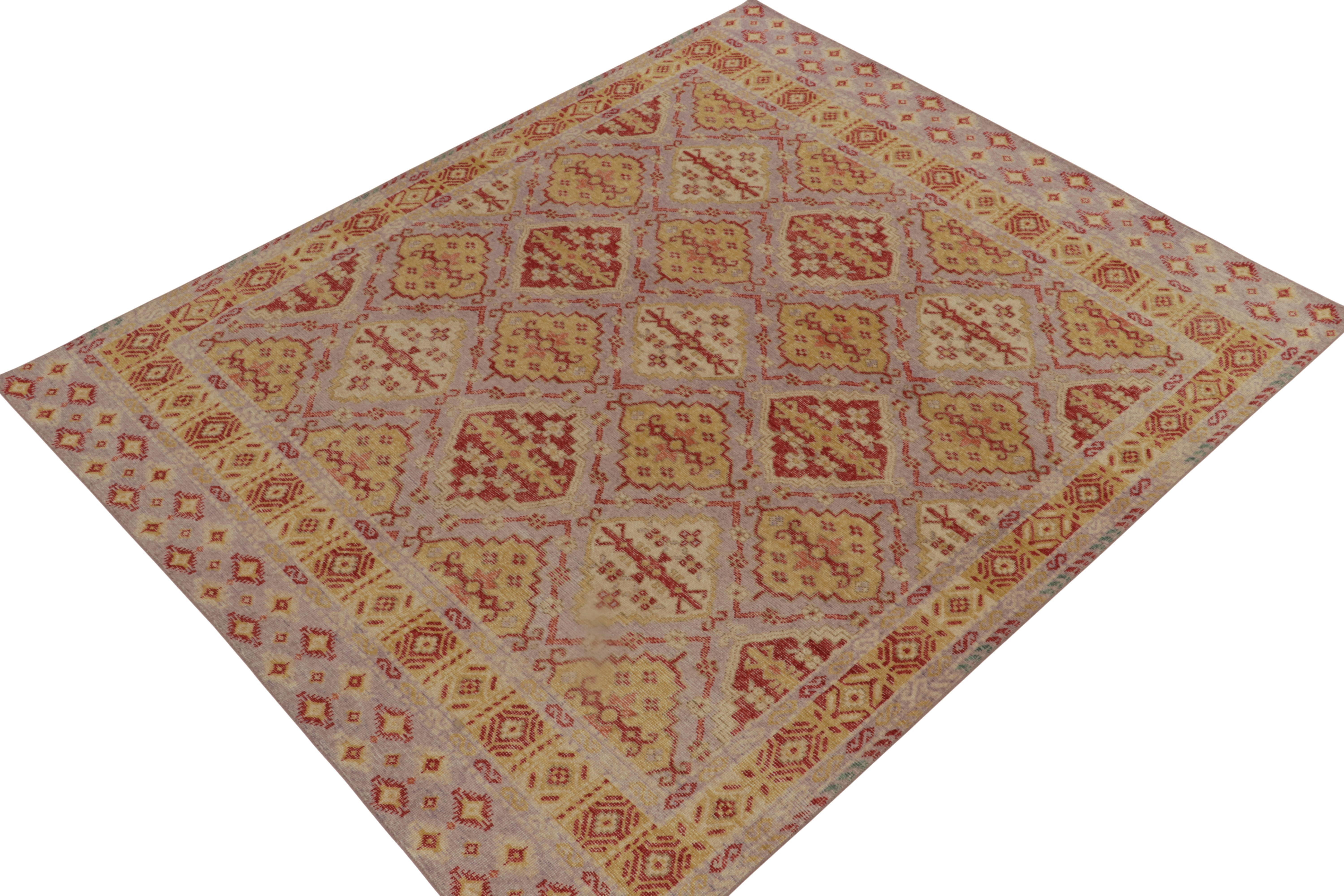 Dalla vasta collezione Homage di Rug & Kilim, un tappeto in lana 8x10 annodato a mano ispirato ad antichi tappeti tribali di rinomata provenienza. Con motivi tradizionali, il disegno presenta un'amalgama di motivi classici e colori moderni in un