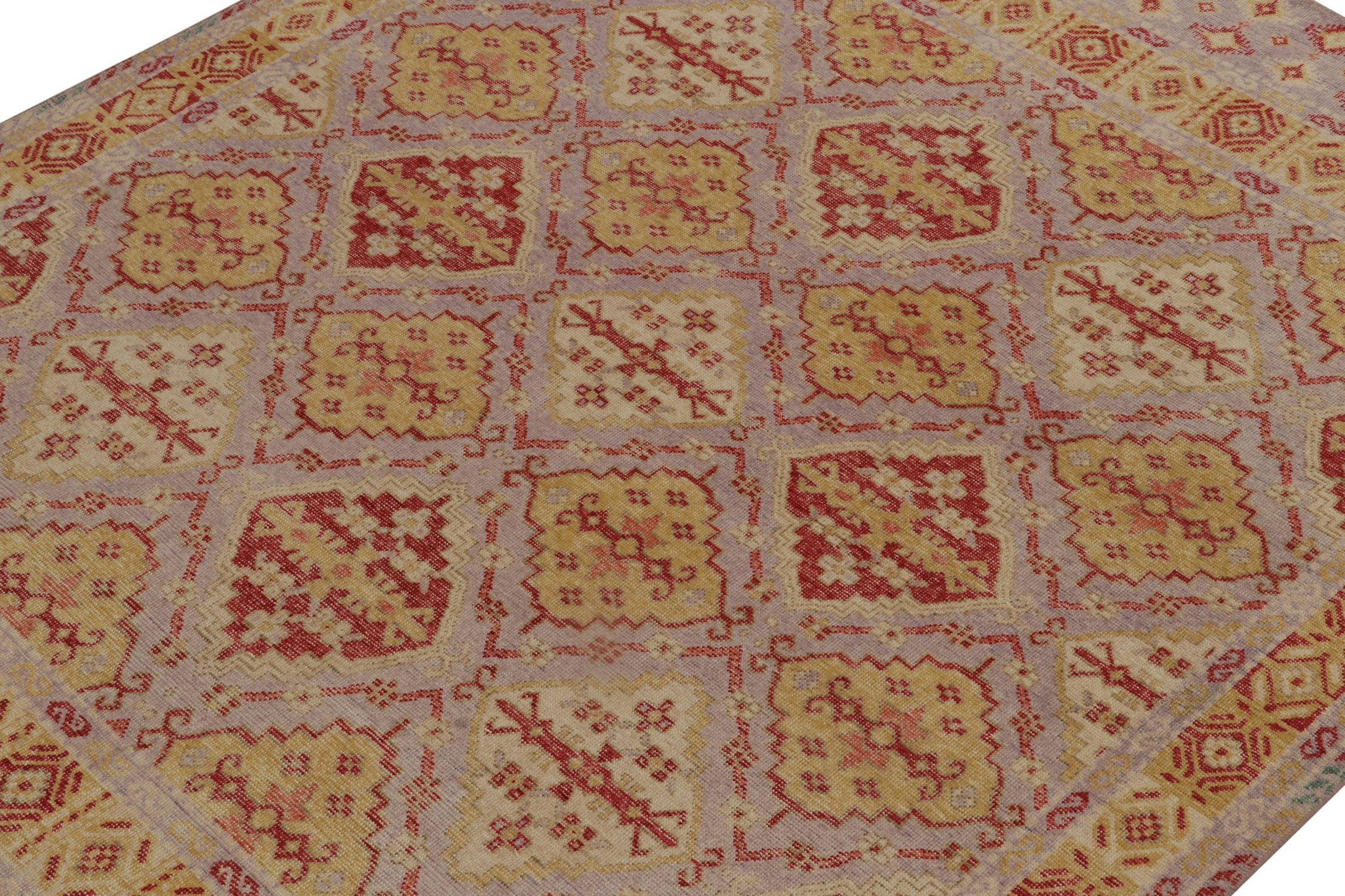 Indiano Rug & Kilim - Tappeto in stile Distressed di colore viola con motivi a medaglione rossi e dorati in vendita