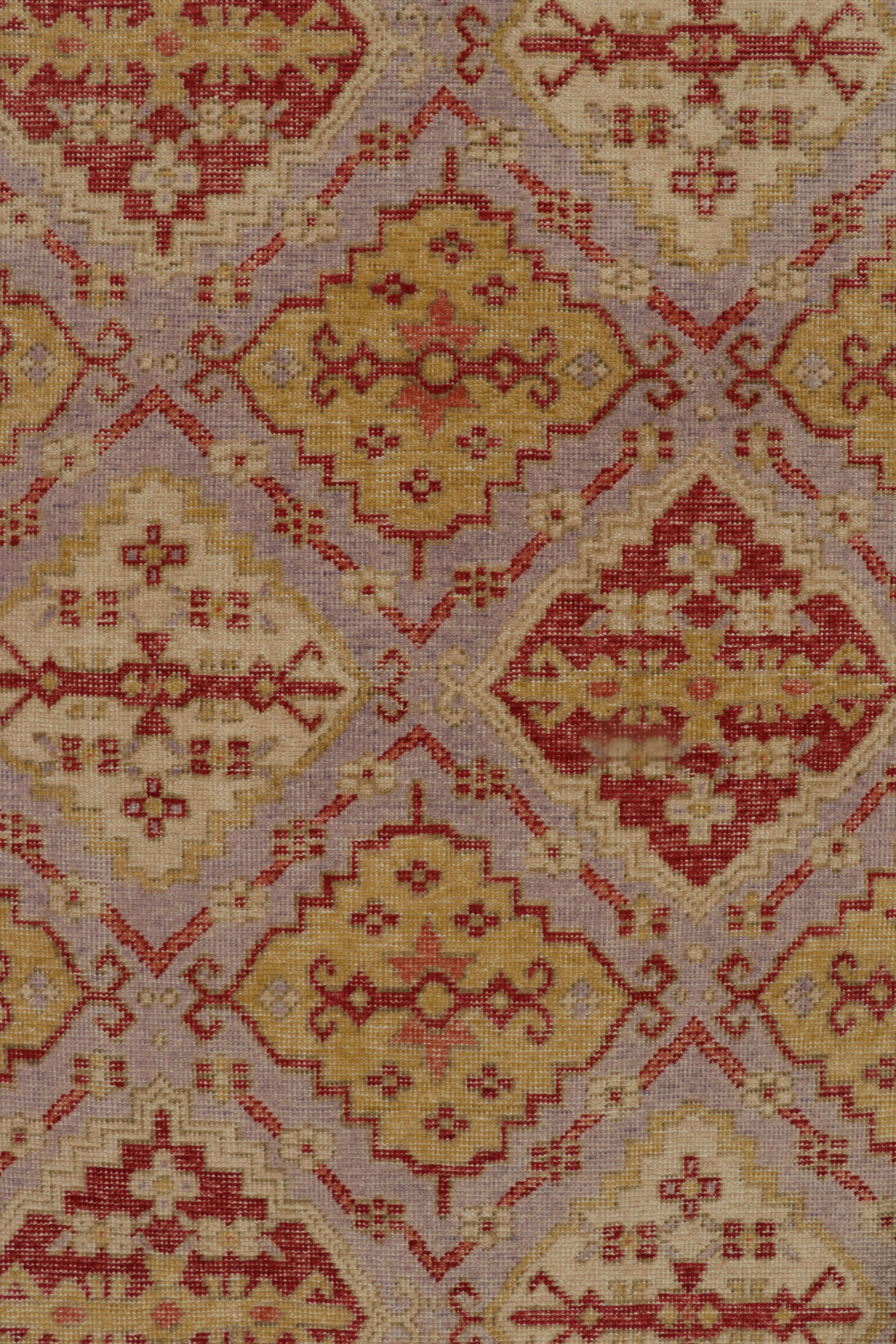 Annodato a mano Rug & Kilim - Tappeto in stile Distressed di colore viola con motivi a medaglione rossi e dorati in vendita