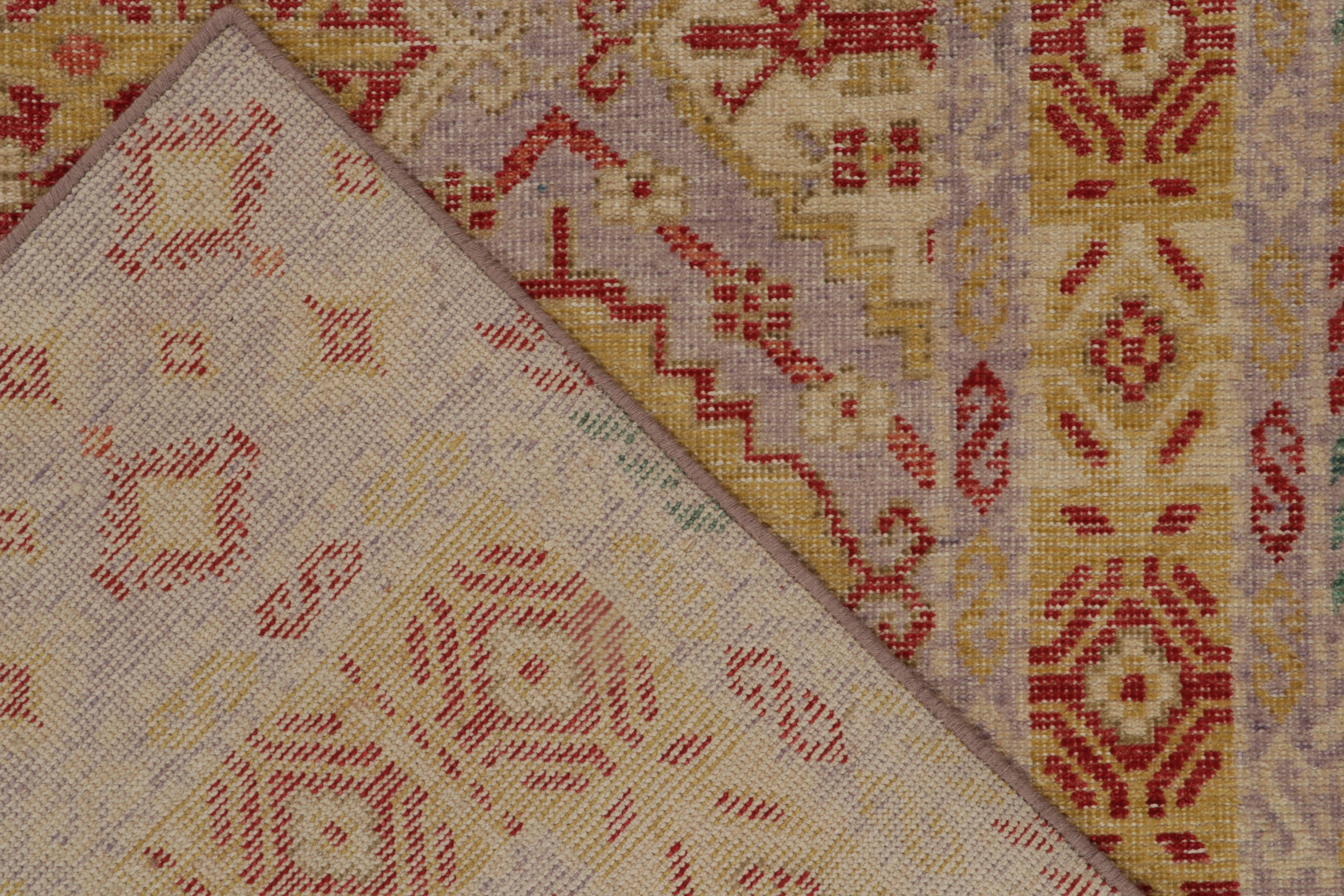Rug & Kilim - Tappeto in stile Distressed di colore viola con motivi a medaglione rossi e dorati In condizioni Nuovo in vendita a Long Island City, NY