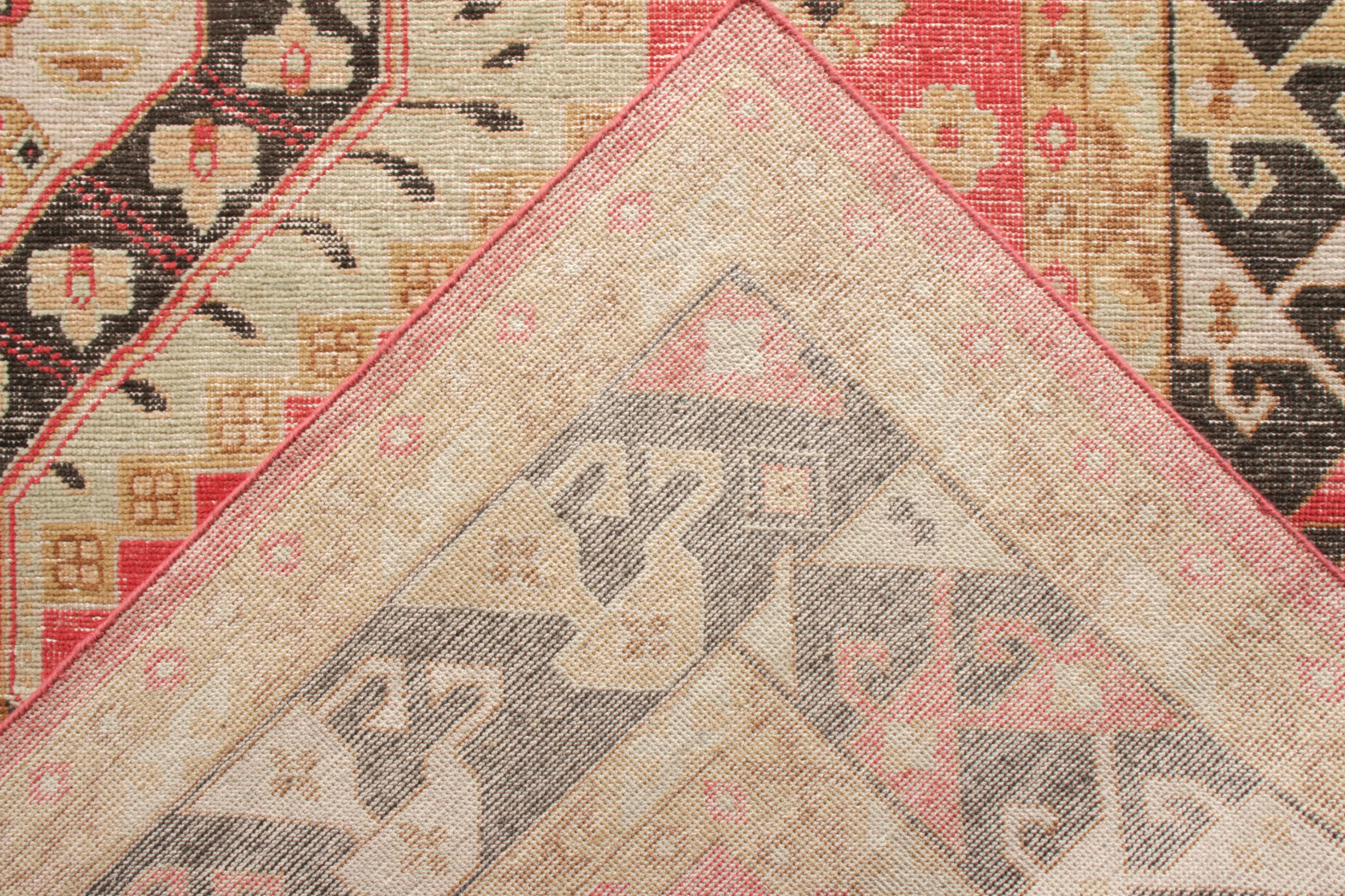 Rug & Kilim's Distressed Style Teppich in Rot und Beige-Braun Geometrisch gemustert (Handgeknüpft) im Angebot