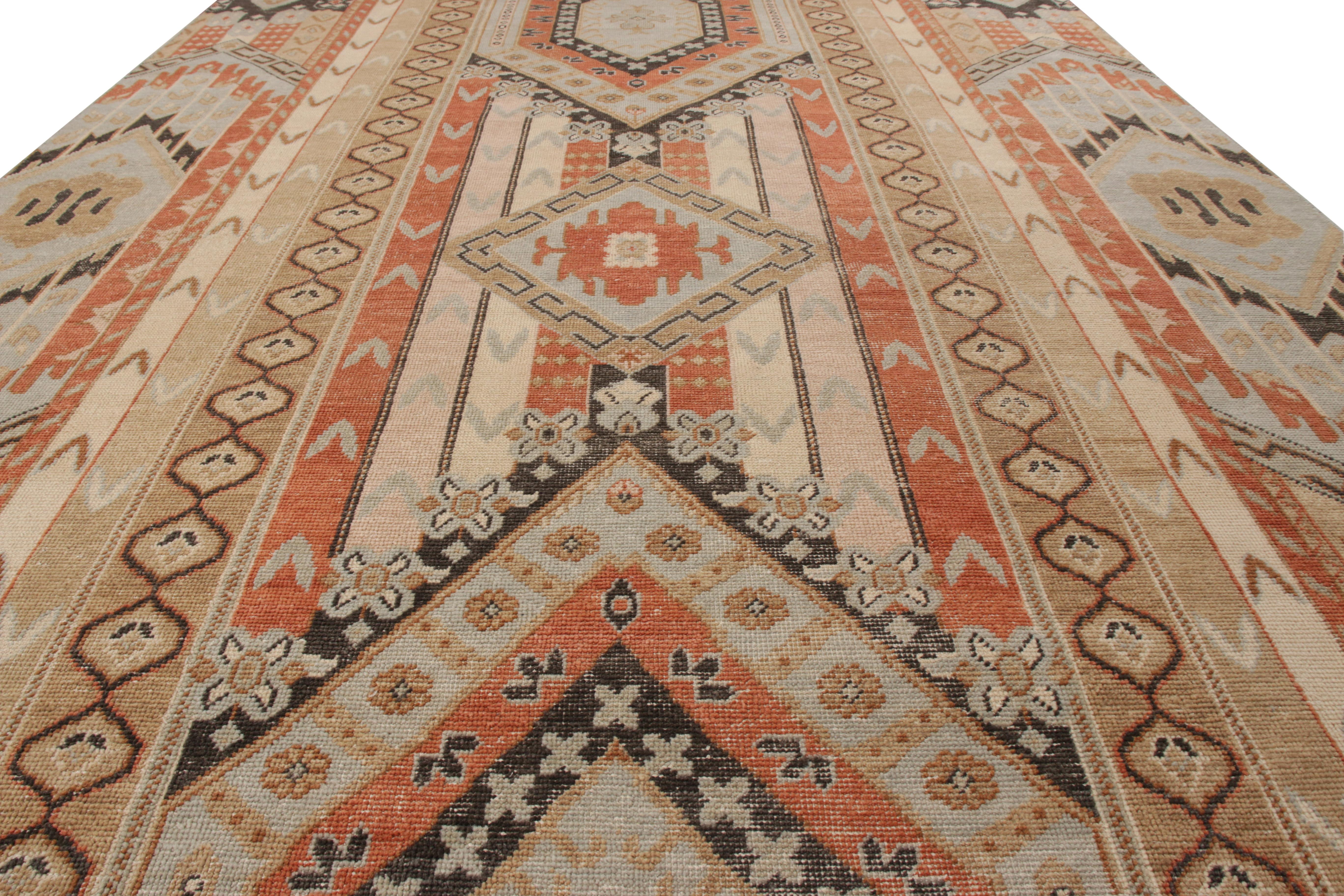 Une ode 8x10 aux célèbres styles de tapis transitionnels, à partir des sélections classiques de la collection Homage de Rug & Kilim. Noué à la main en laine, appréciant le rouge et le bleu brûlés avec le beige-marron dans un motif géométrique