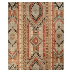 Rug & Kilim è un tappeto in stile degradato con motivi geometrici rossi e blu.