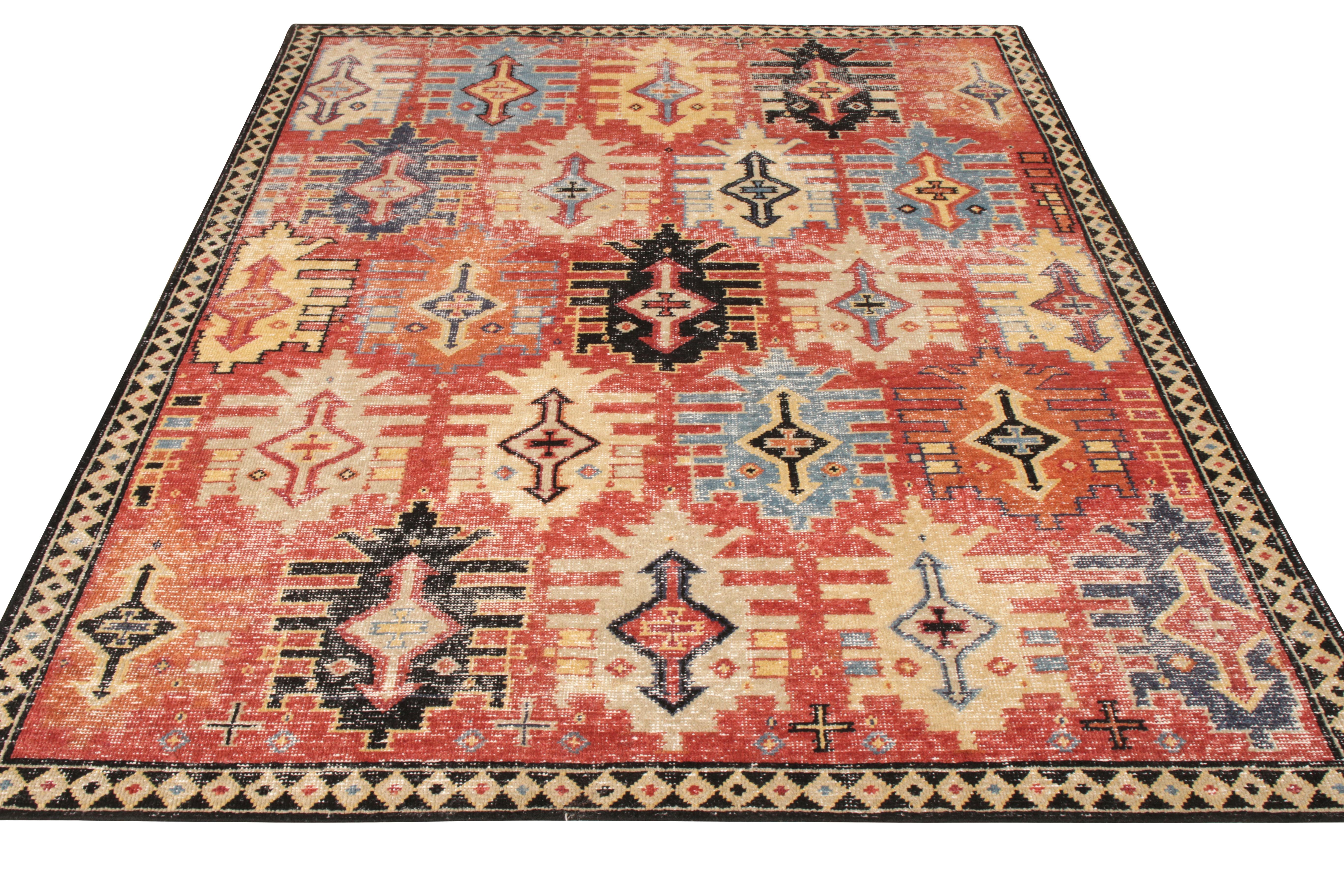 Anudado a mano en lana esquilada, un fascinante 6x8 de estilo envejecido de Rug & Kilim que se une a su colección Homage. La alfombra toma prestado su atractivo shabby chic del diestro juego de texturas de un definido motivo geométrico en tonos