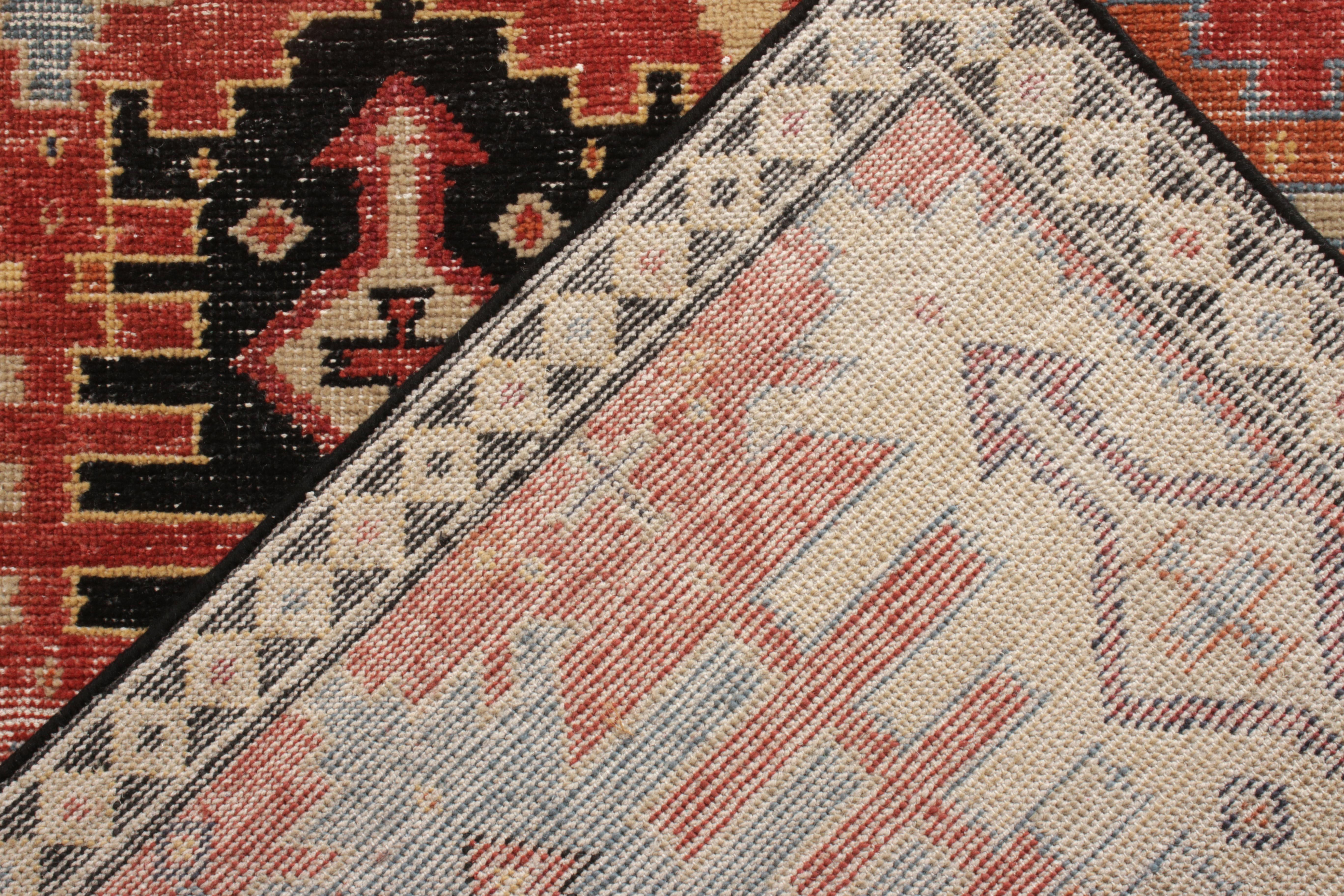 Alfombra de estilo desgastado Rug & Kilim en rojo, dibujo geométrico negro Anudado a mano en venta