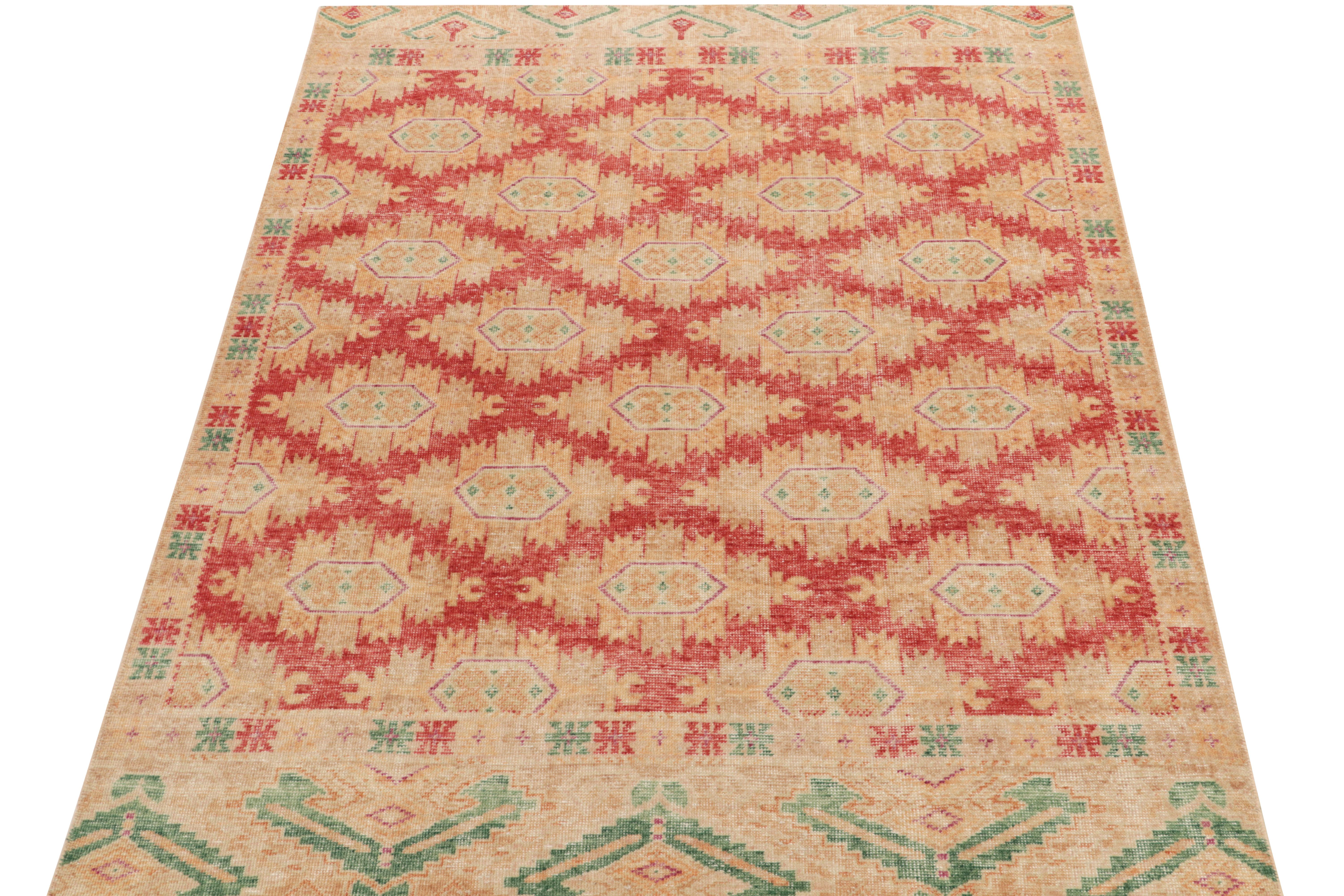 Un tapis 6x8 de style vieilli de la collection Homage de Rug & Kilim, présentant un montage de motifs géométriques et tribaux. Noué à la main dans un velours de laine fin et de faible épaisseur, ce projet est visuellement attrayant. Le design