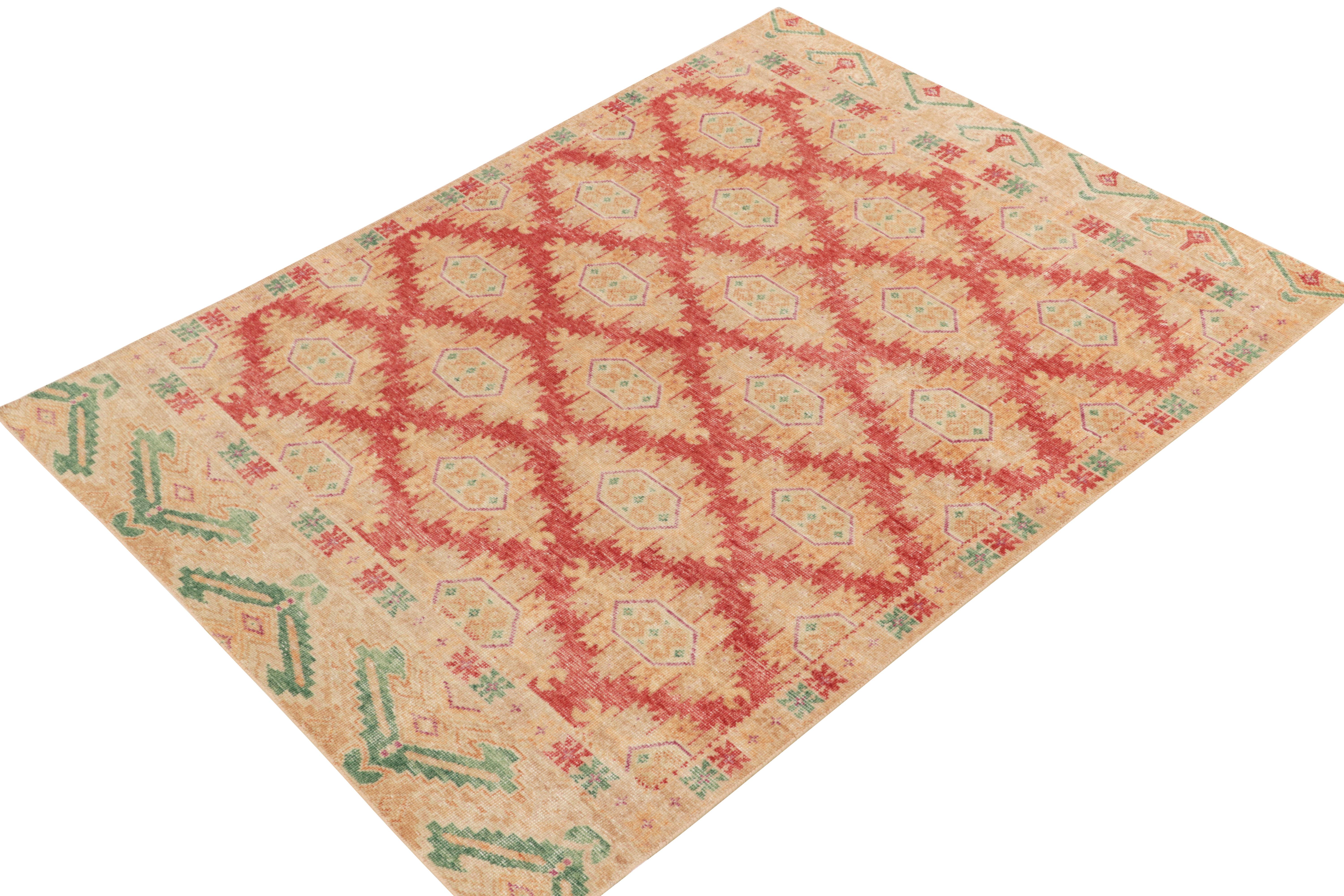 Tribal Rug & Kilim's Distressed Style Rug in Red, Gold, Green Geometric Pattern (tapis à motifs géométriques rouges, dorés et verts) en vente