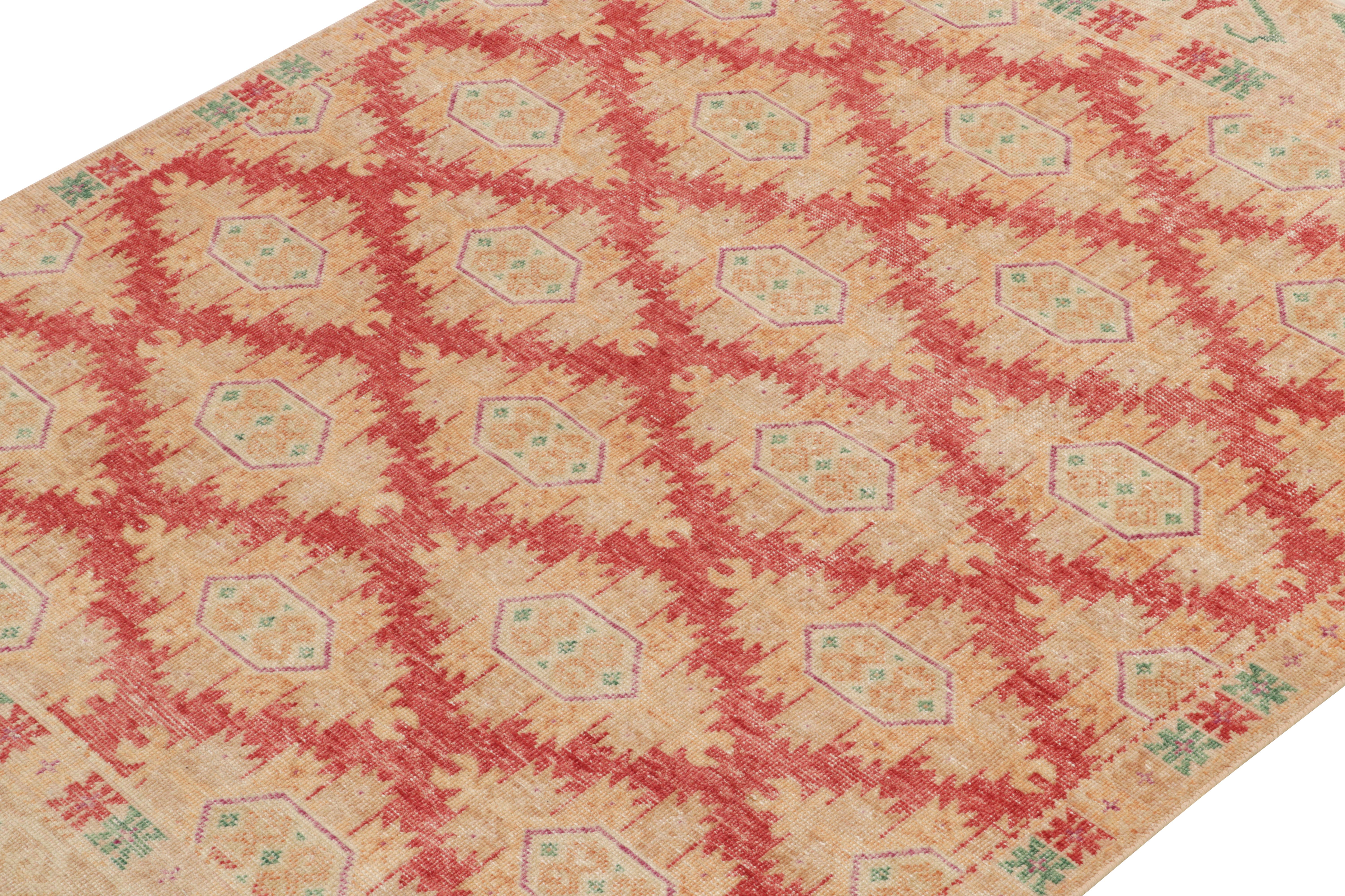 Indien Rug & Kilim's Distressed Style Rug in Red, Gold, Green Geometric Pattern (tapis à motifs géométriques rouges, dorés et verts) en vente
