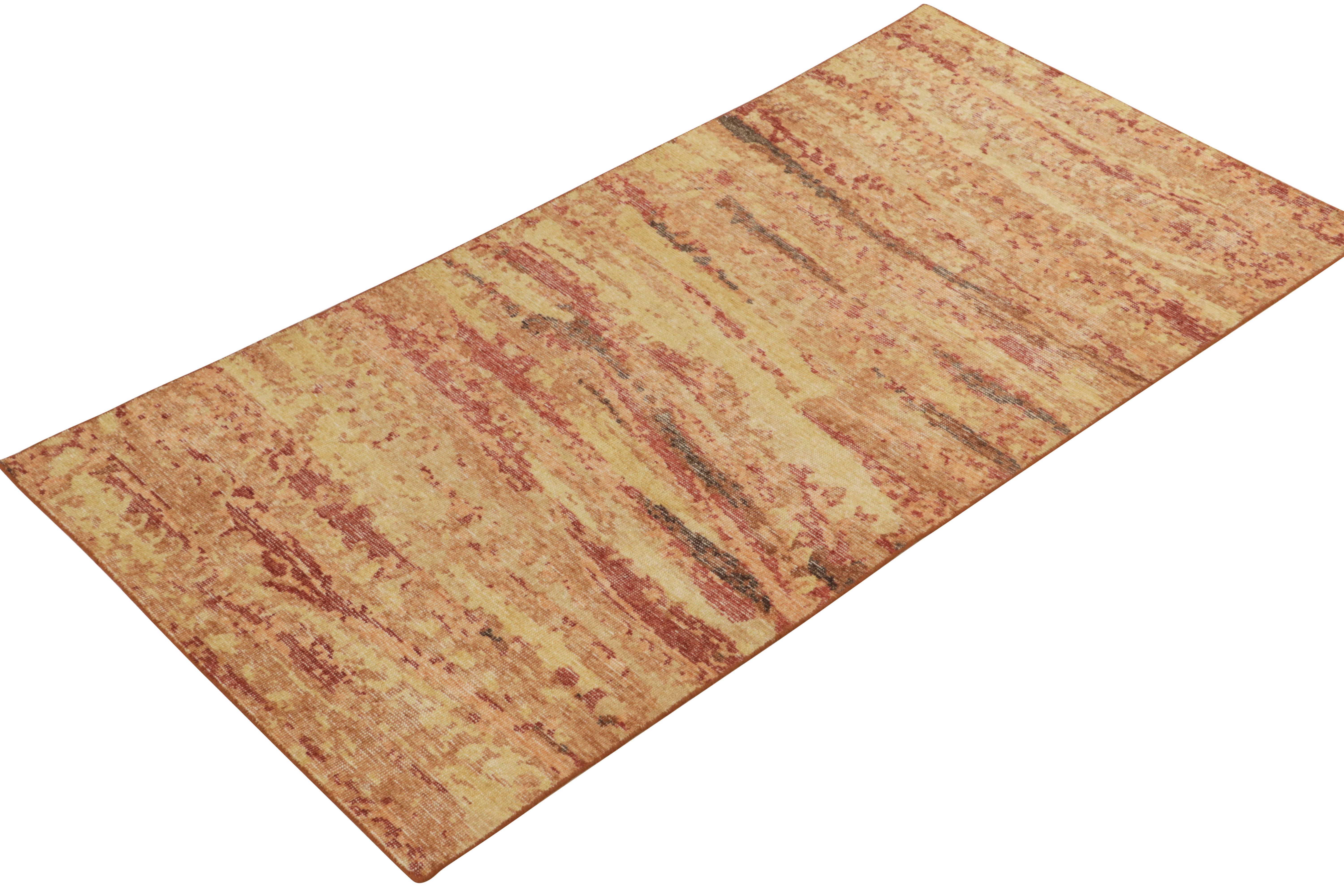 Moderne Rug & Kilim's Distressed Style Rug in Red, Orange & Gold Abstract Pattern (Tapis à motif abstrait rouge, orange et or) en vente