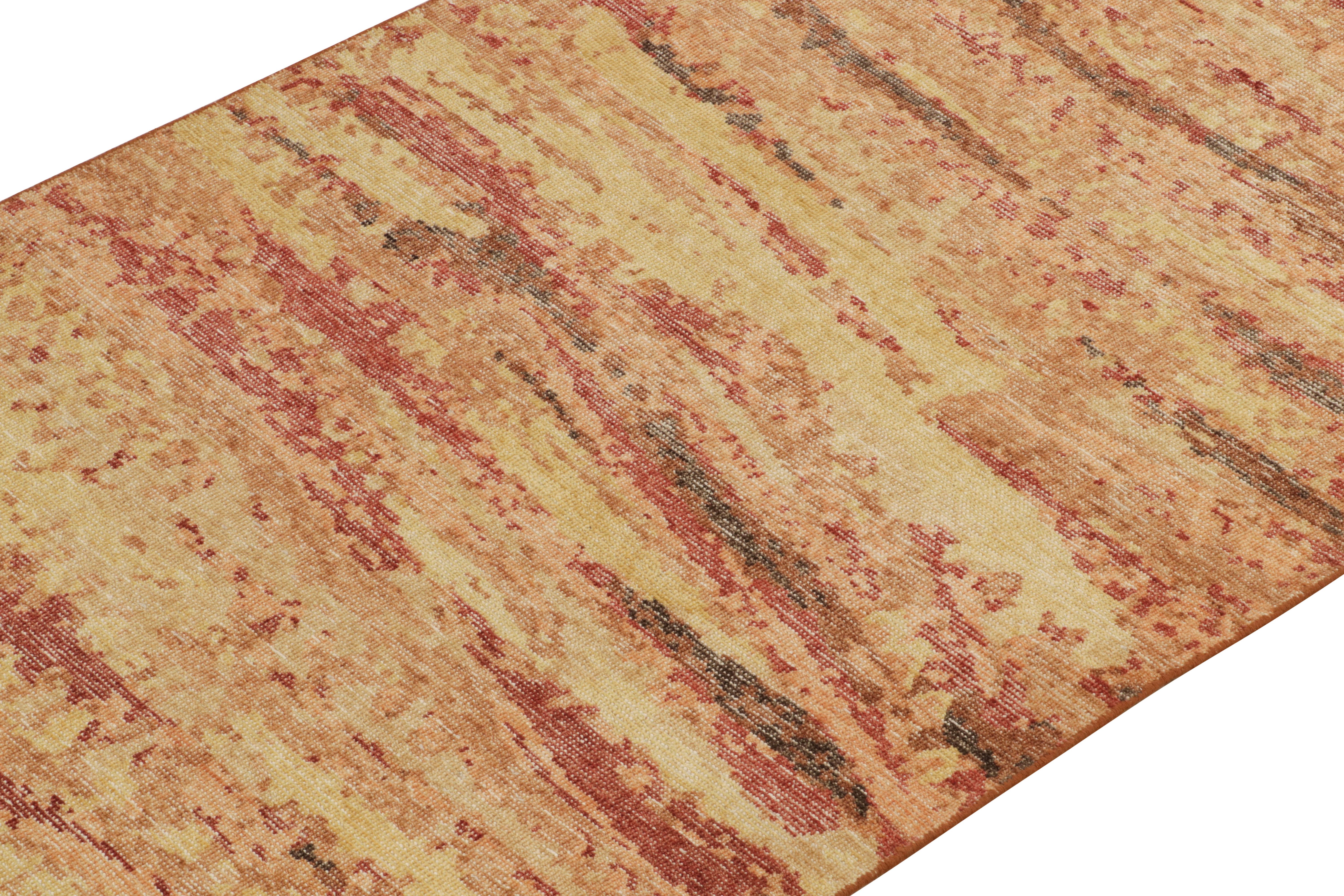 Indien Rug & Kilim's Distressed Style Rug in Red, Orange & Gold Abstract Pattern (Tapis à motif abstrait rouge, orange et or) en vente