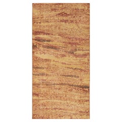 Rug & Kilim's Distressed Style Rug in Red, Orange & Gold Abstract Pattern (Tapis à motif abstrait rouge, orange et or)