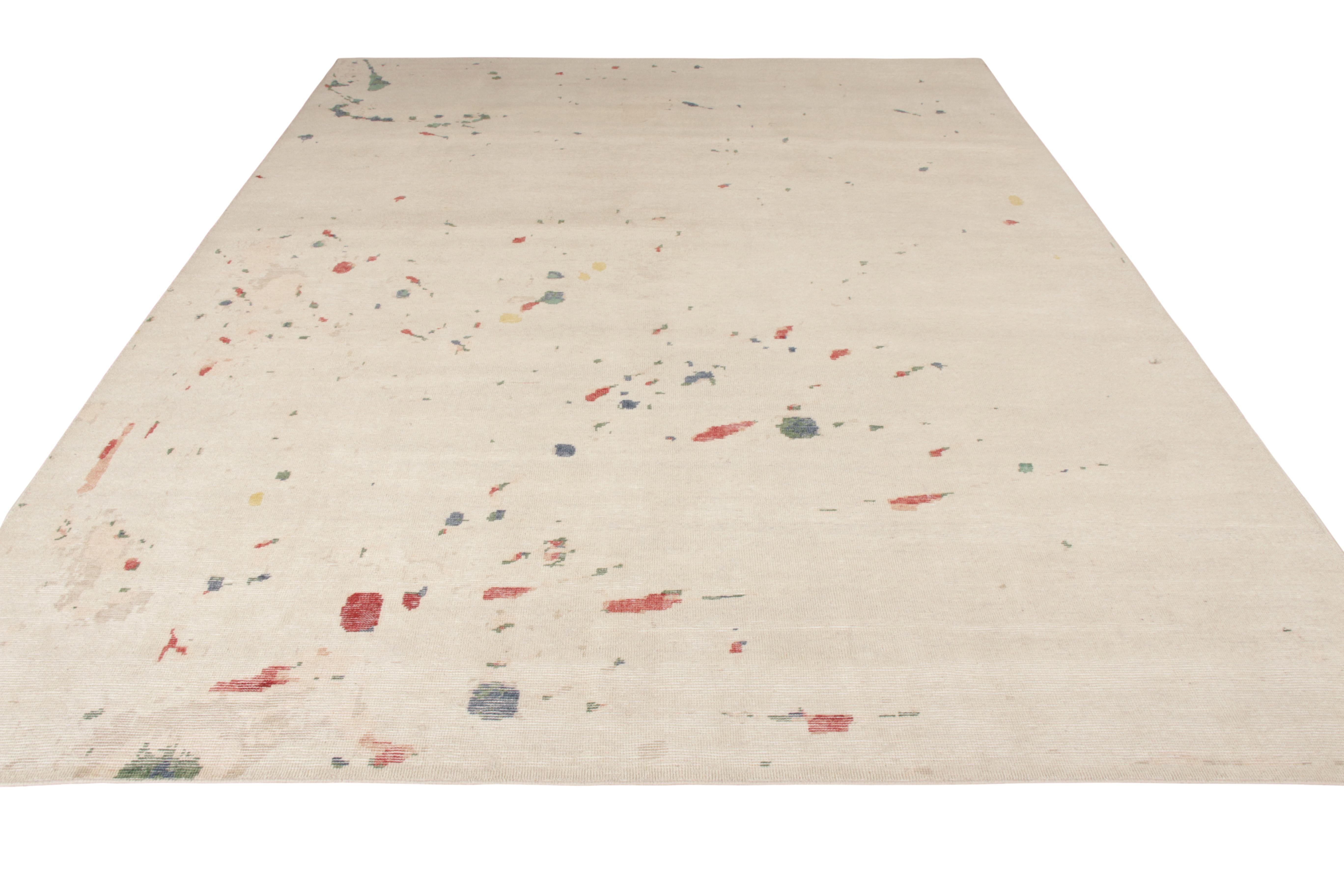 Rug & Kilim bietet in dieser Größe von 9x11 einen eleganten Kunstteppich an, der sich in die moderne Auswahl der Homage Collection einreiht. Der handgeknüpfte Wollteppich hat ein abstraktes Muster, das an einen Farbspritzer auf einer Staffelei