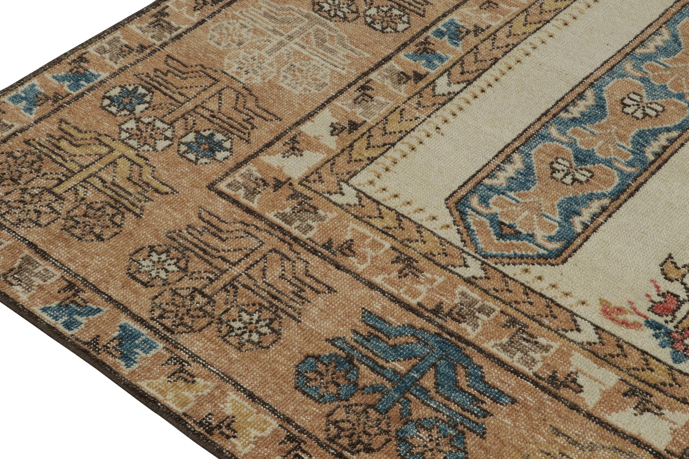 Rug & Kilim's Distressed Style Teppich mit Mihrab-Muster und Beige Open Field (Handgeknüpft) im Angebot