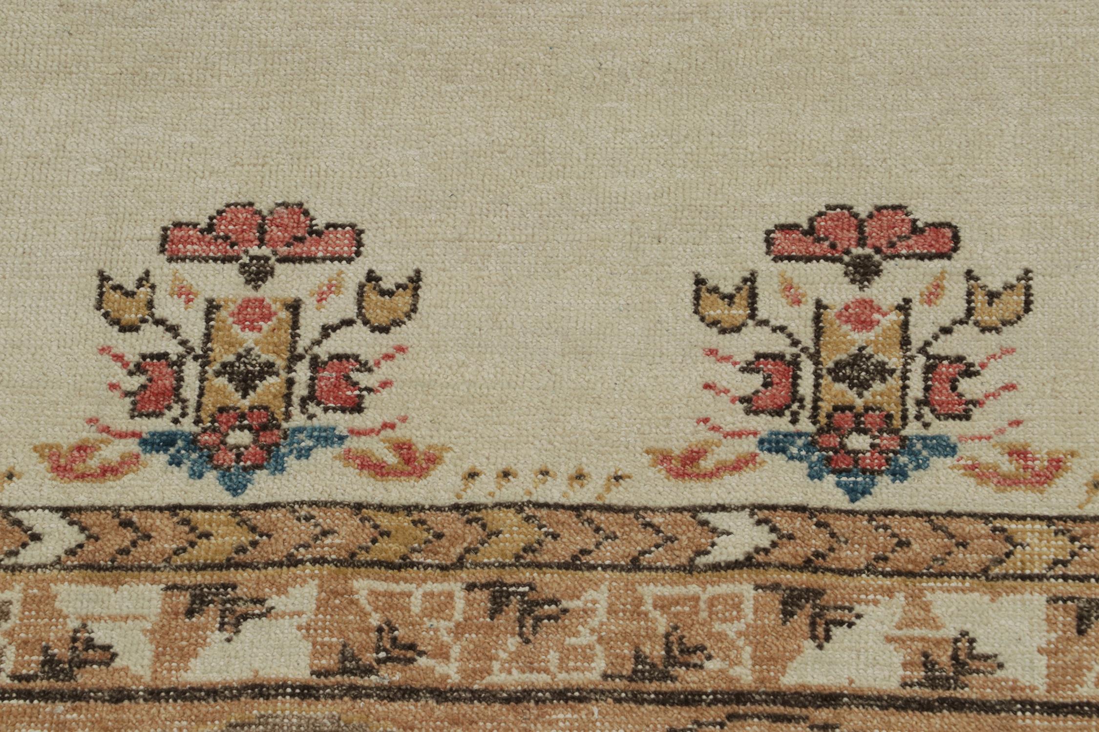 Rug & Kilim's Distressed Style Teppich mit Mihrab-Muster und Beige Open Field im Zustand „Neu“ im Angebot in Long Island City, NY