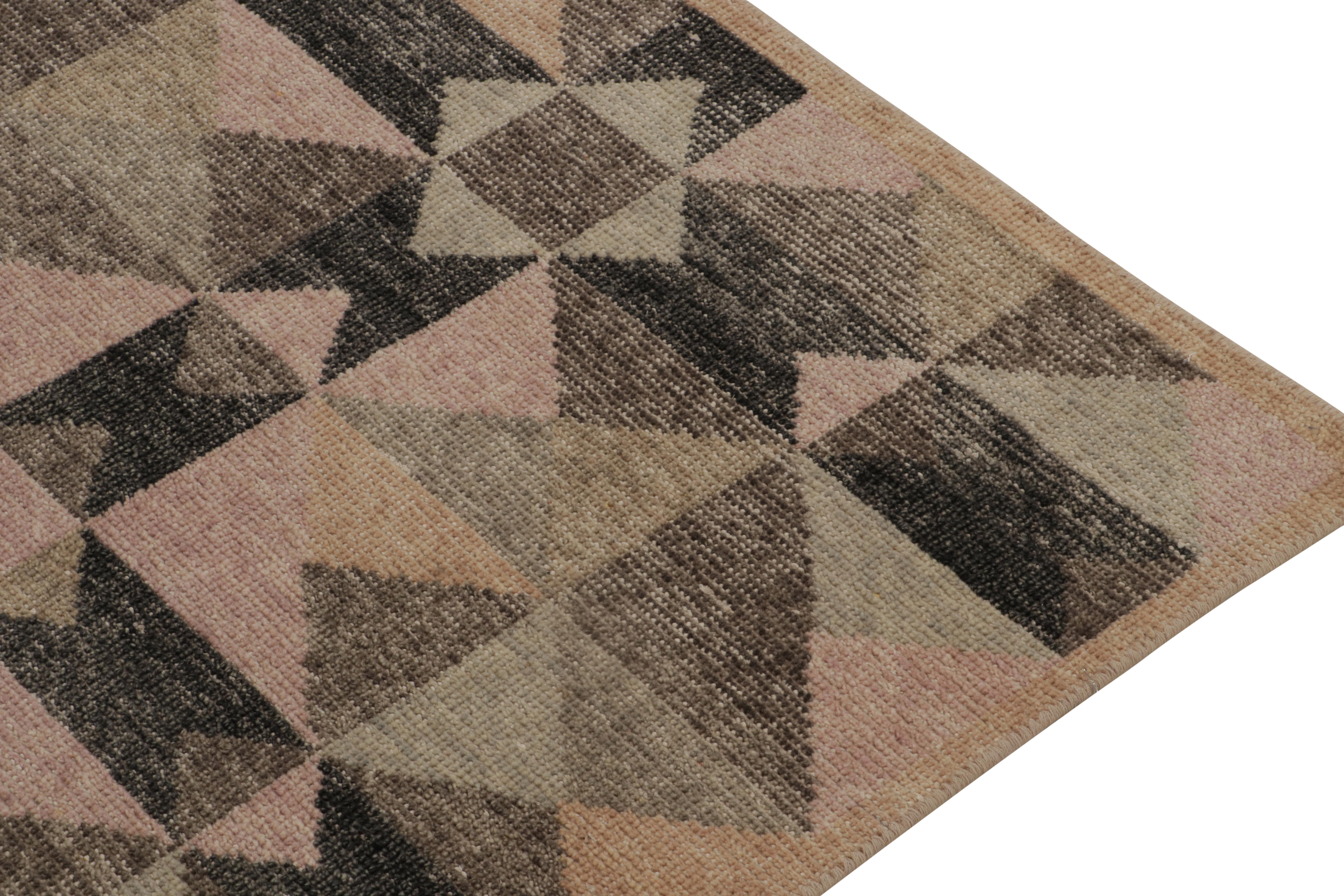 Annodato a mano Rug & Kilim è un runner in stile degradato in beige, nero e rosa con motivi scandinavi. in vendita