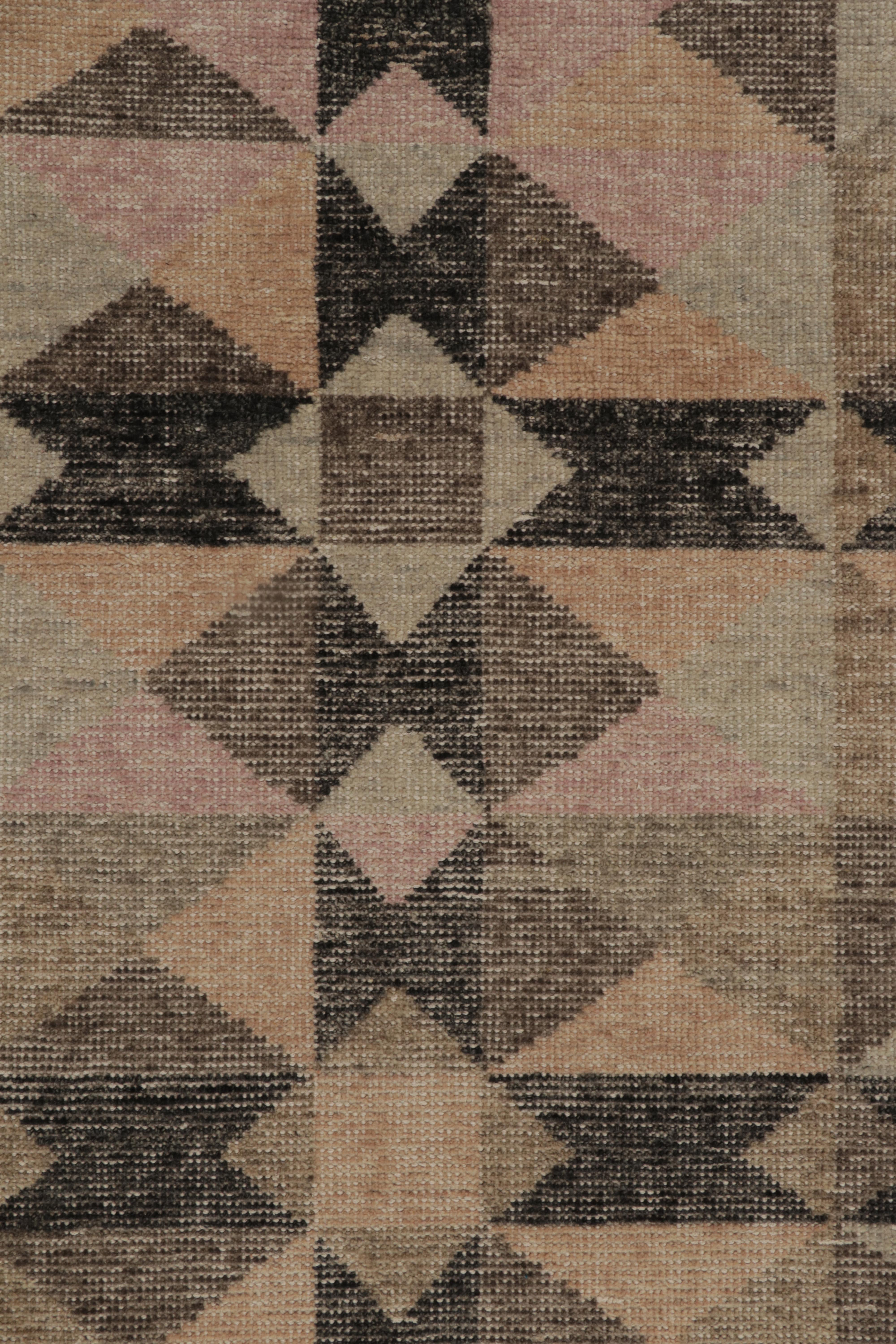 Rug & Kilim è un runner in stile degradato in beige, nero e rosa con motivi scandinavi. In condizioni Nuovo in vendita a Long Island City, NY